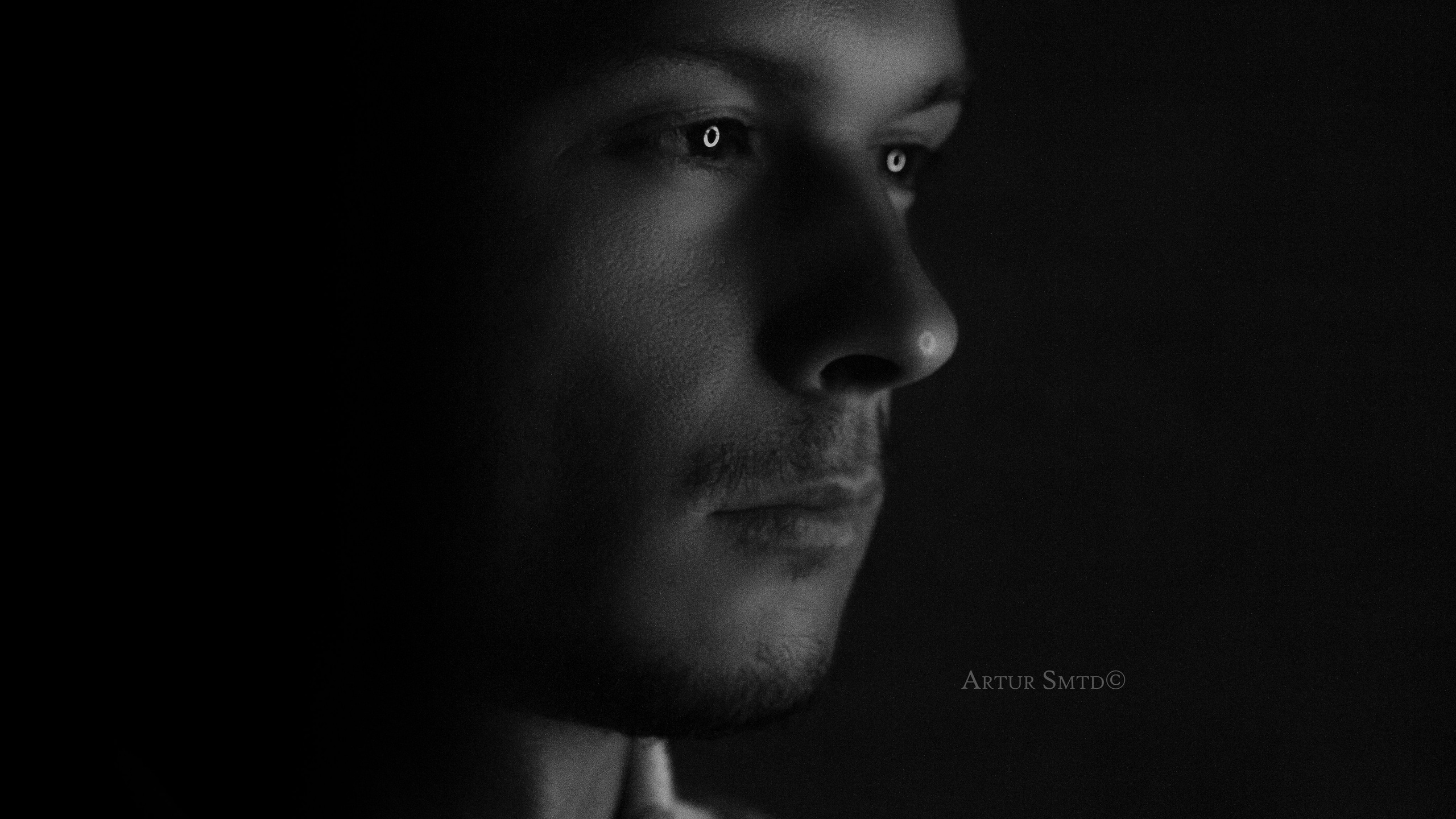 Чёрно-белый портрет мужчины крупным планом