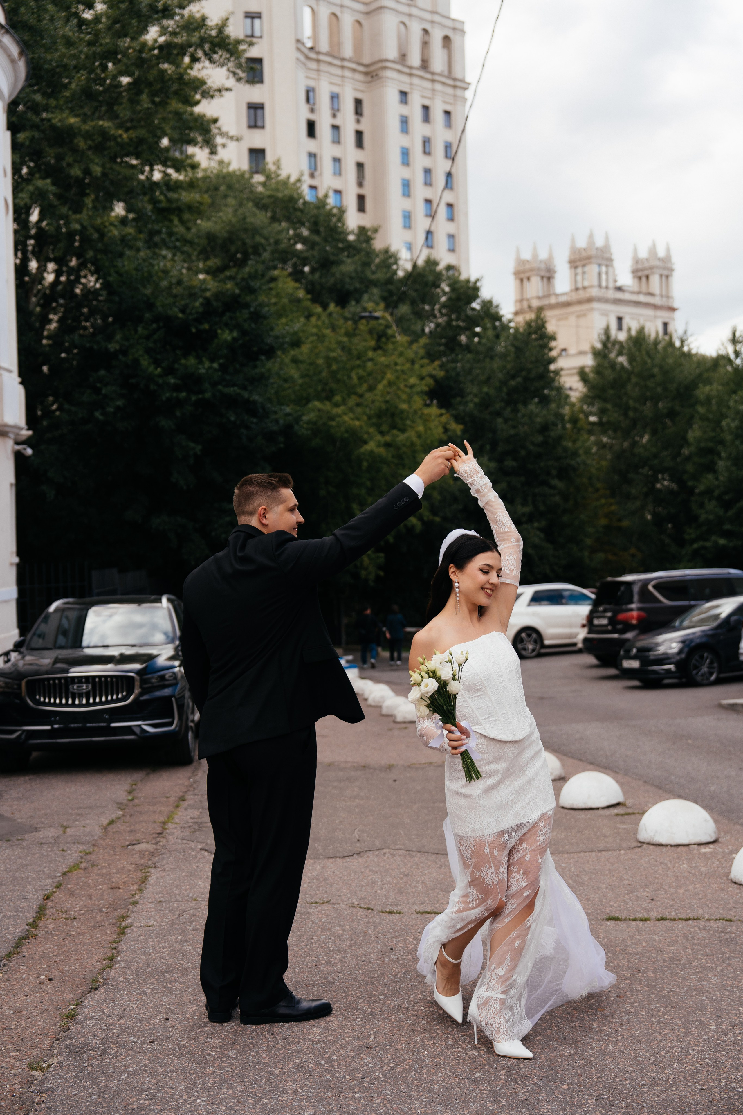Свадебная фотосессия в Москве у высотки на Котельнической набережной. Свадебный фотограф в Москве Анна Полушина