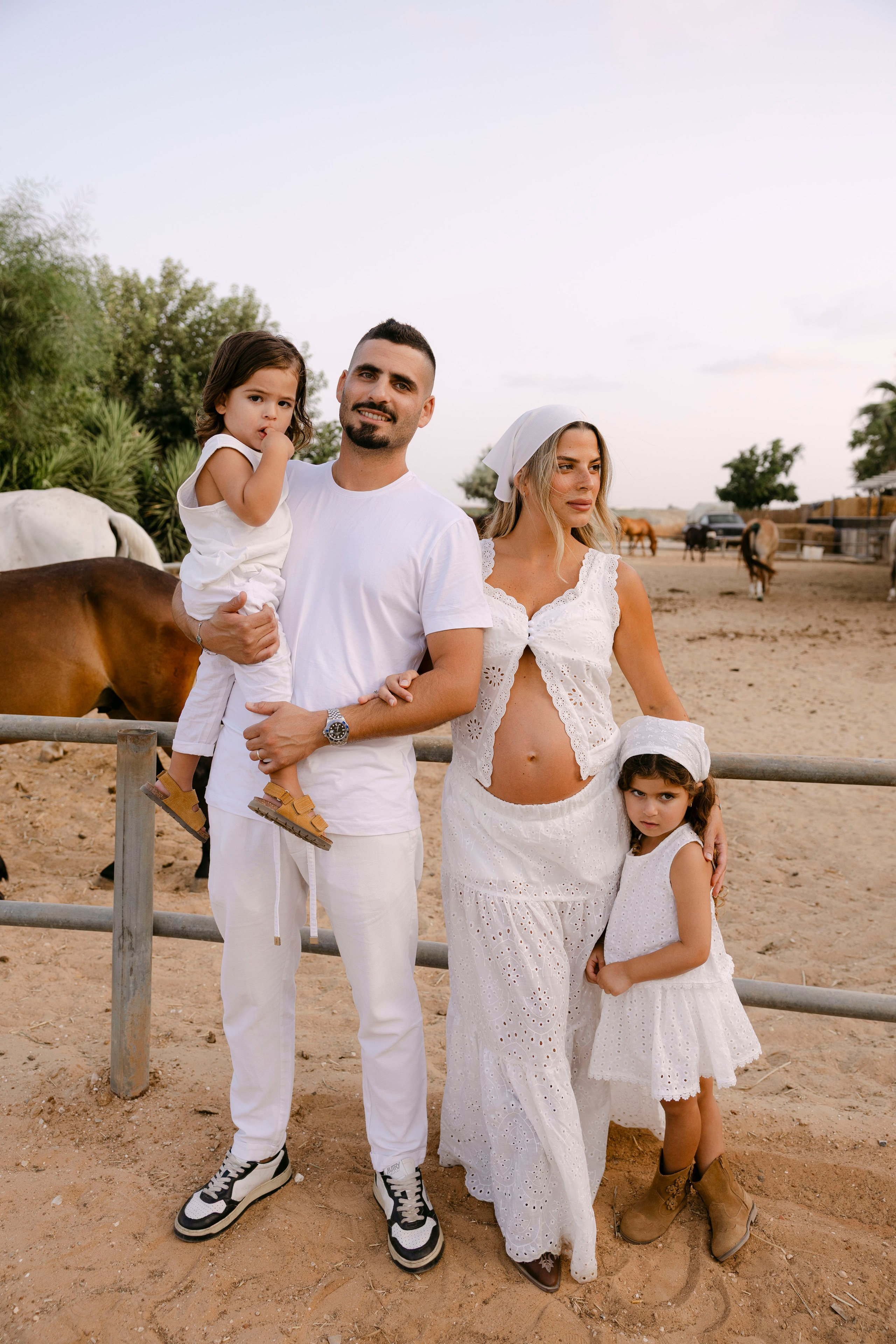 Pregnancy photoshoot at the horse farm. Главная