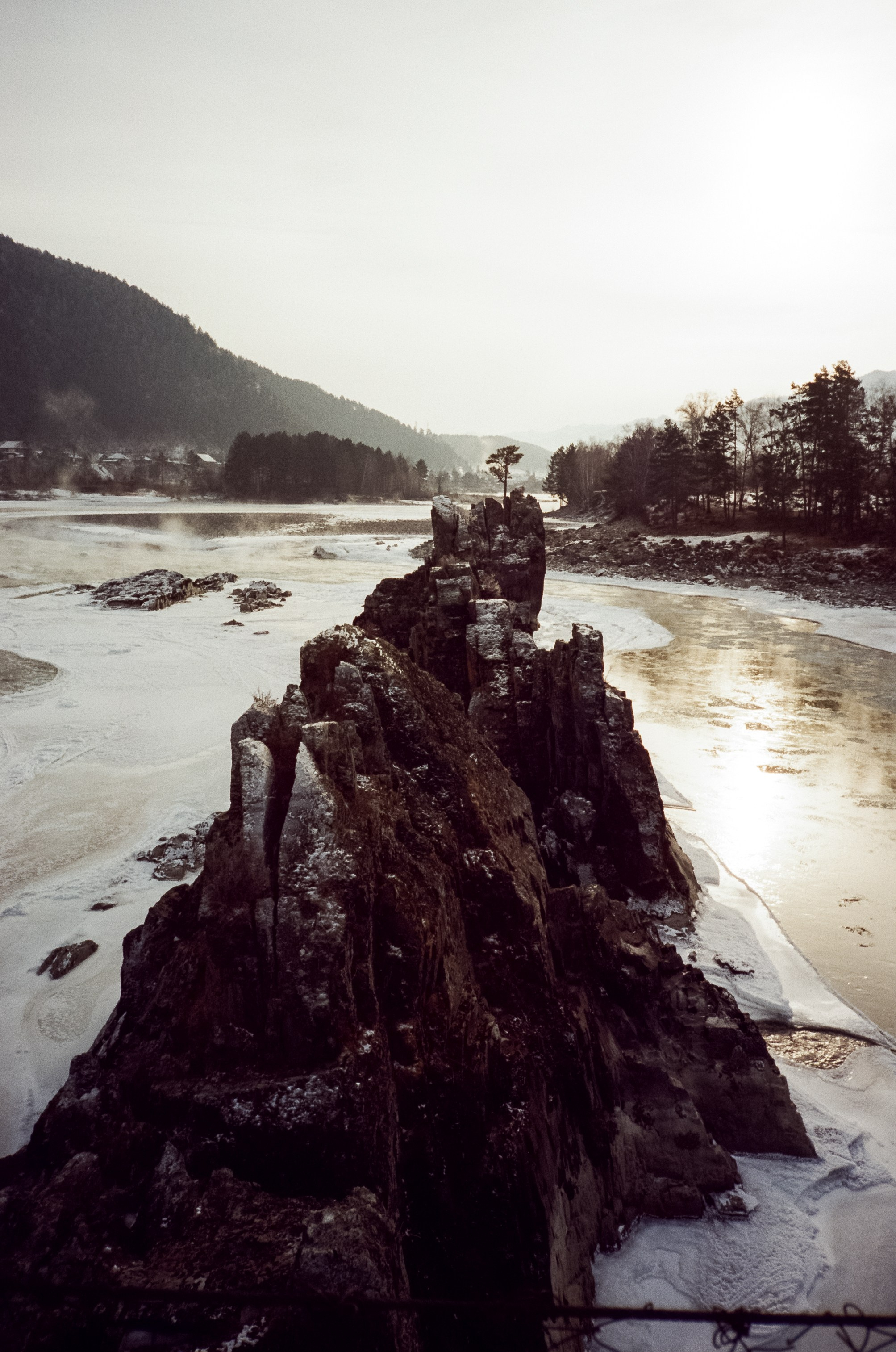 Мост над скалами Зубы Дракона. Зимняя Катунь. Фотограф-документалист Мария Осокина