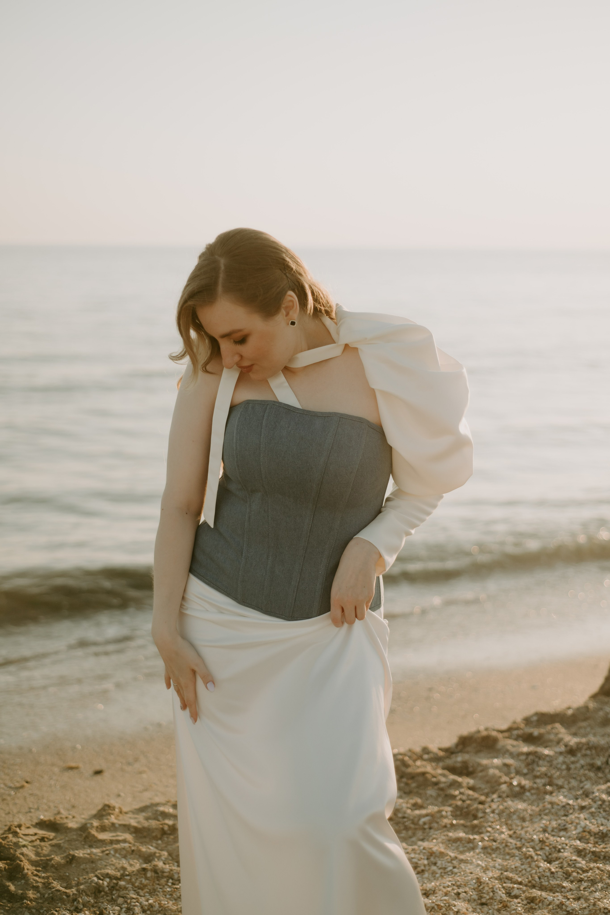 Объявление о свадьбе на пляже в Анапе: искренние эмоции и радостные лица молодоженов