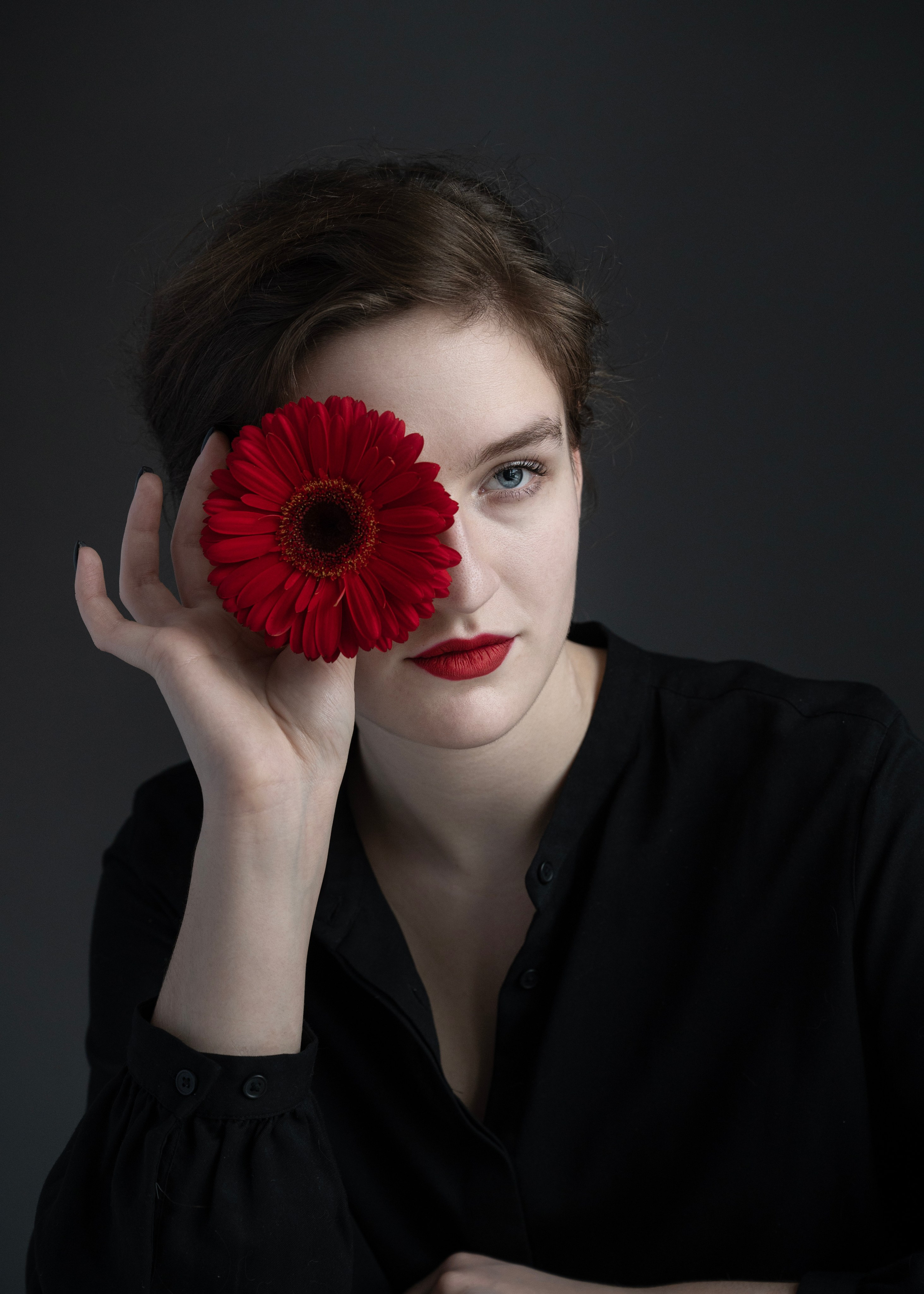 Вдохновение пряталось в мелочах: в позе, во взгляде, в тени от занавески.