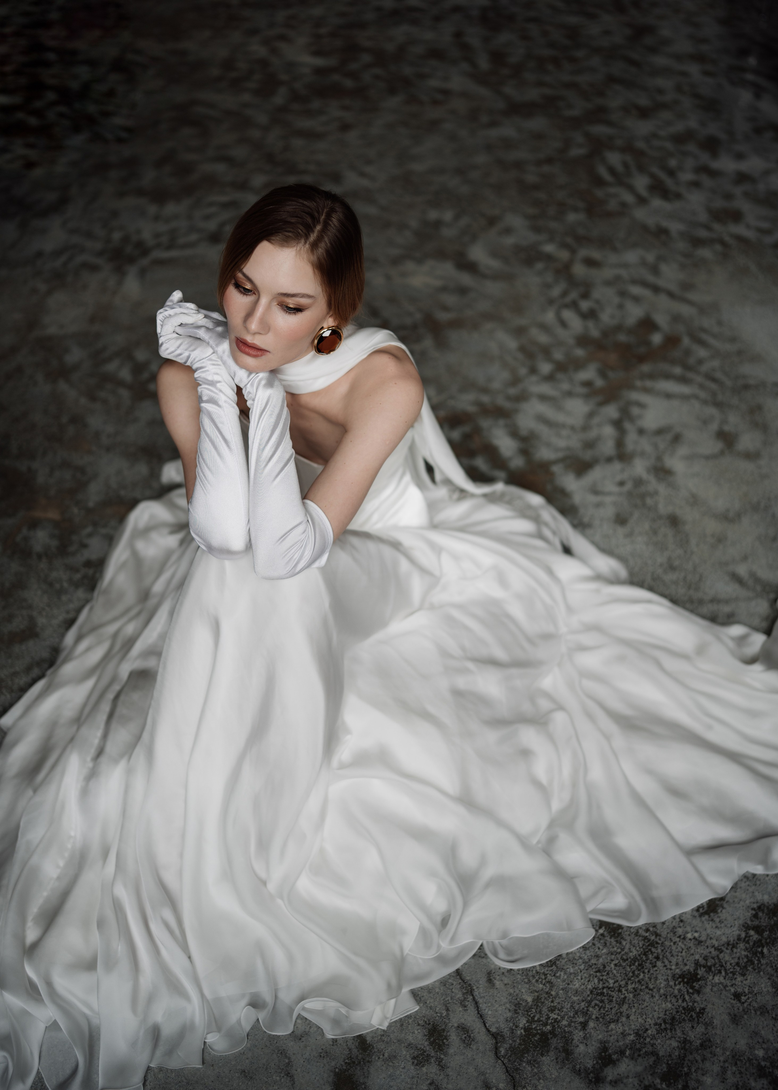 Свадебный фотограф Геленджик — романтические кадры жениха с невестой в студии.