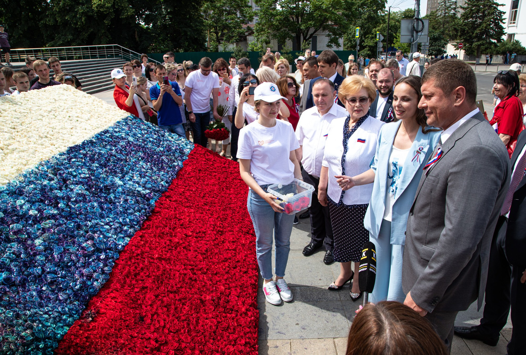 Триколор России из роз. Репортажный, промышленный и маркетплейс-фотограф Дмитрий Чернат