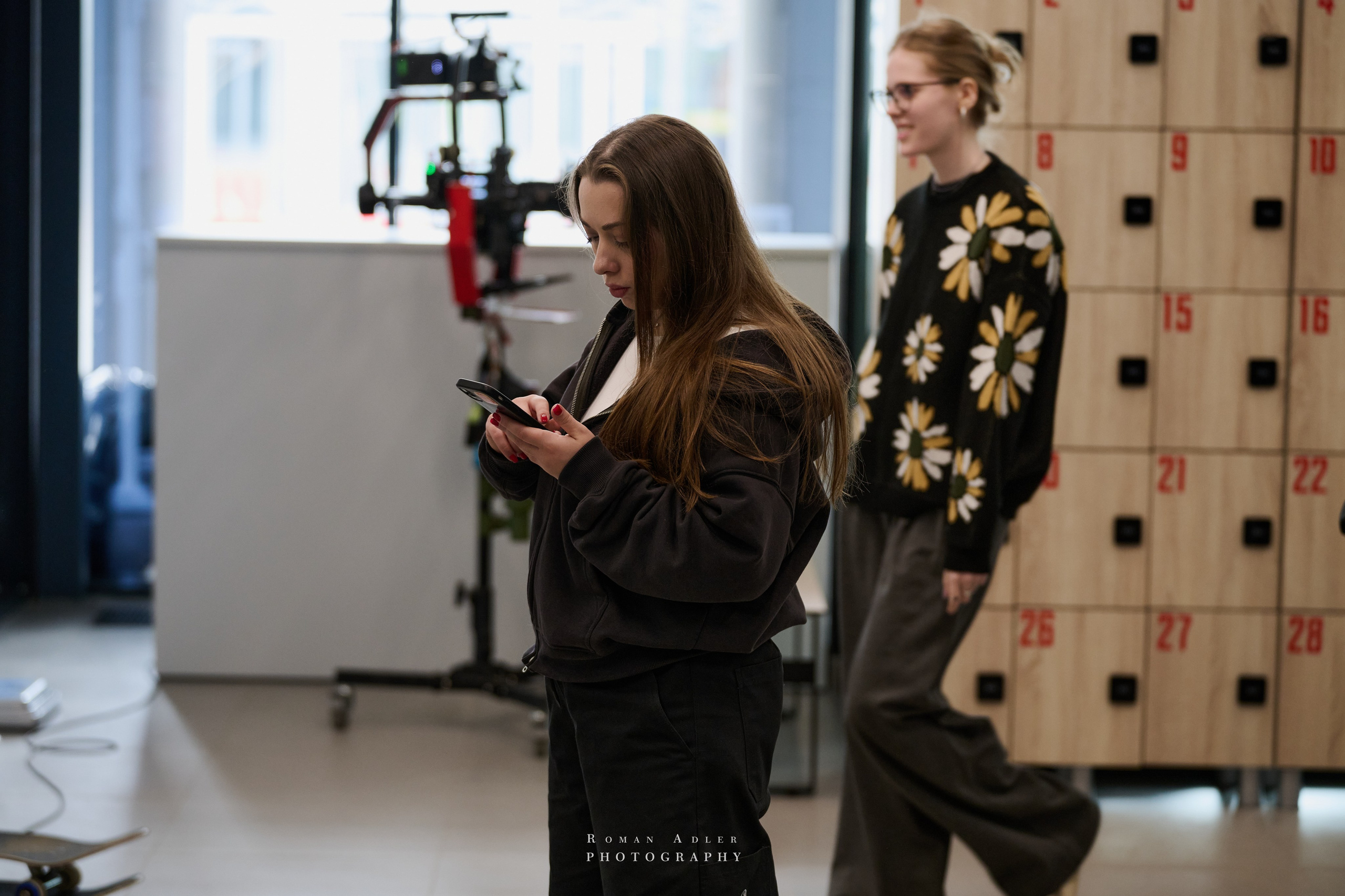 Репортаж со съёмок фильма «Своя в доску». Фотограф Роман Адлер