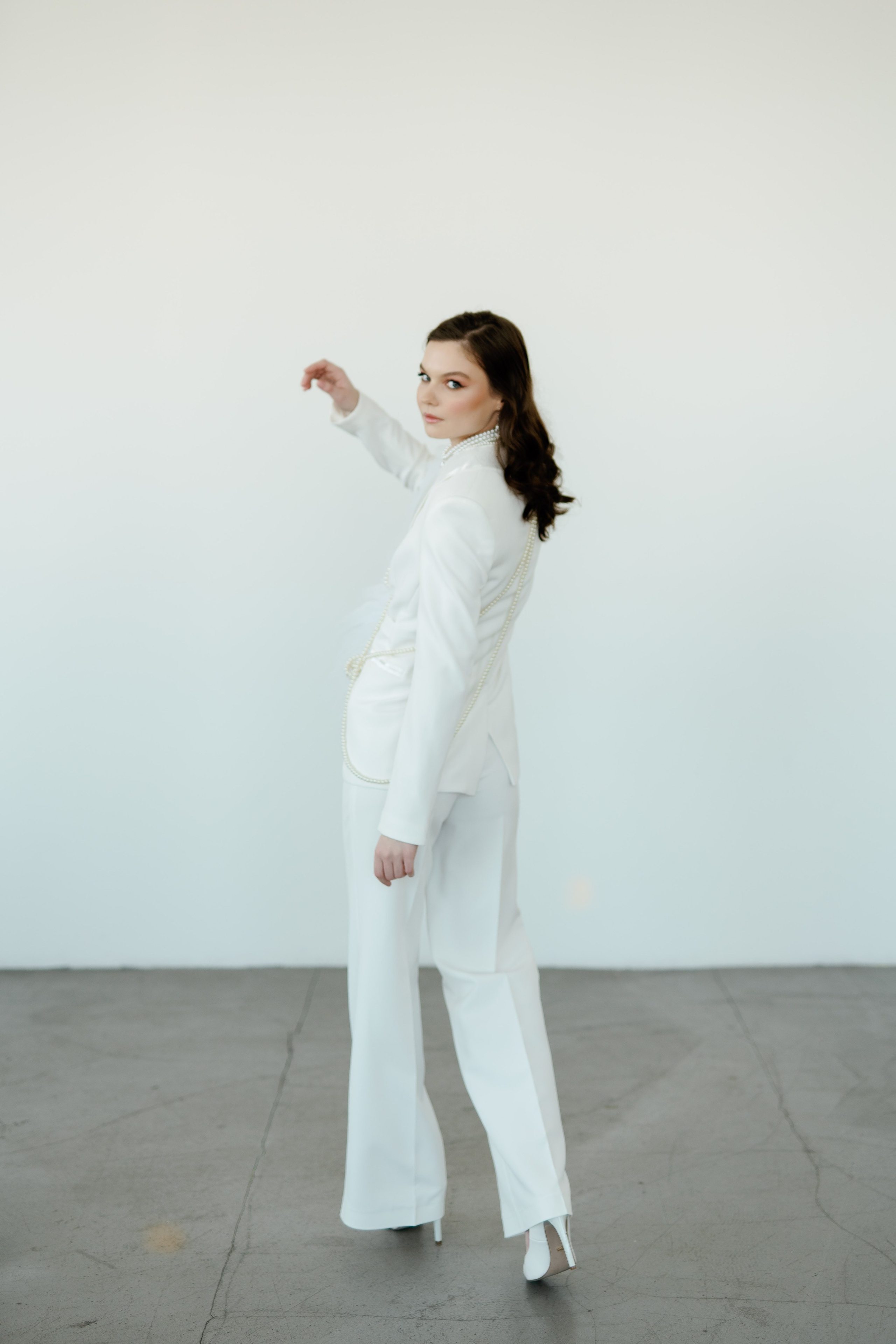 Фотосъёмка свадебных платьев в студии для контента. Портреты студия Москва. Модельные тесты. Lovestory студия в Москве. Женсий фотограф