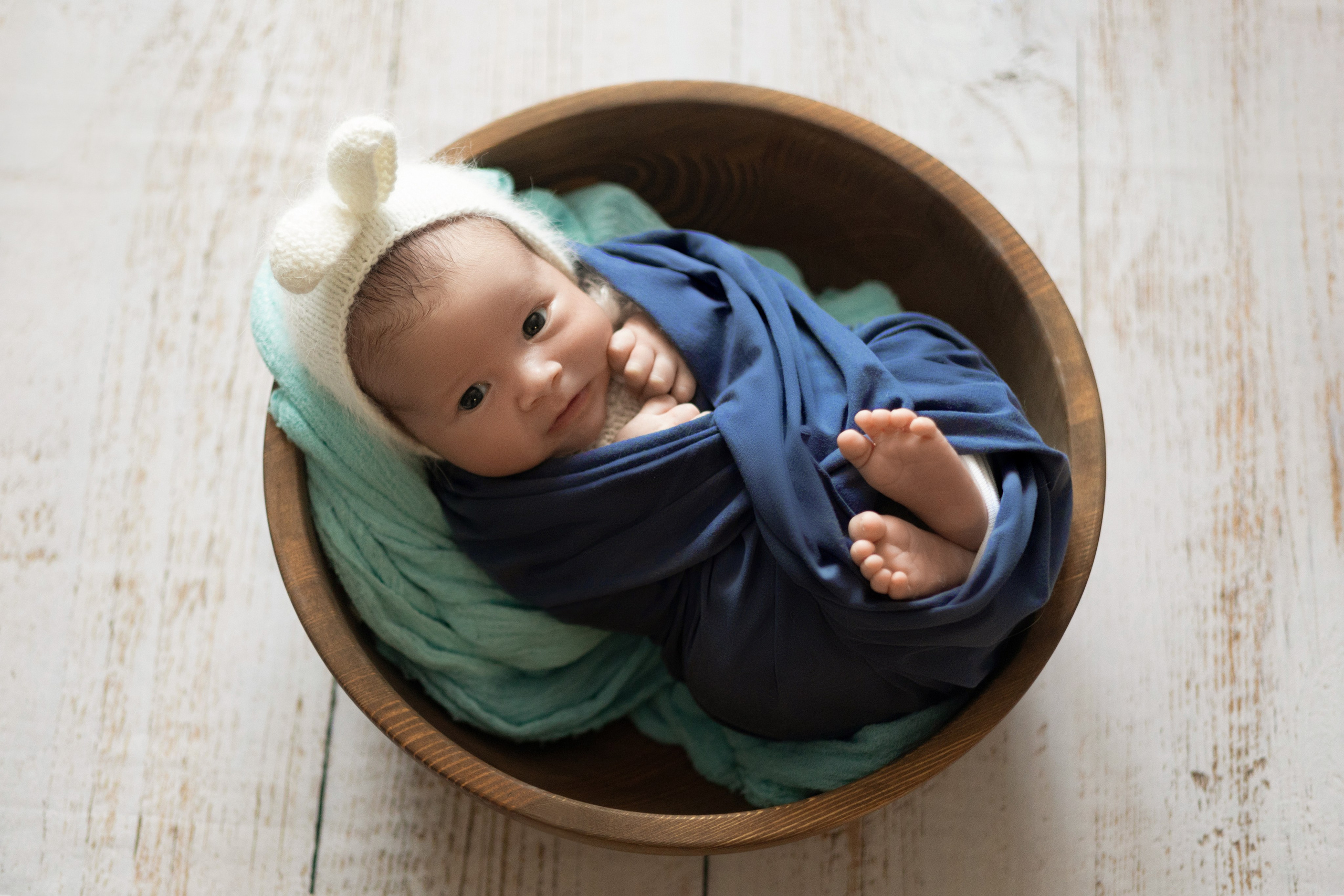 фотограф новорожденных саратов ньюборн фотосессия детская малыш в коконе кокон зайчик бадейка тазик синий голубой тиффани