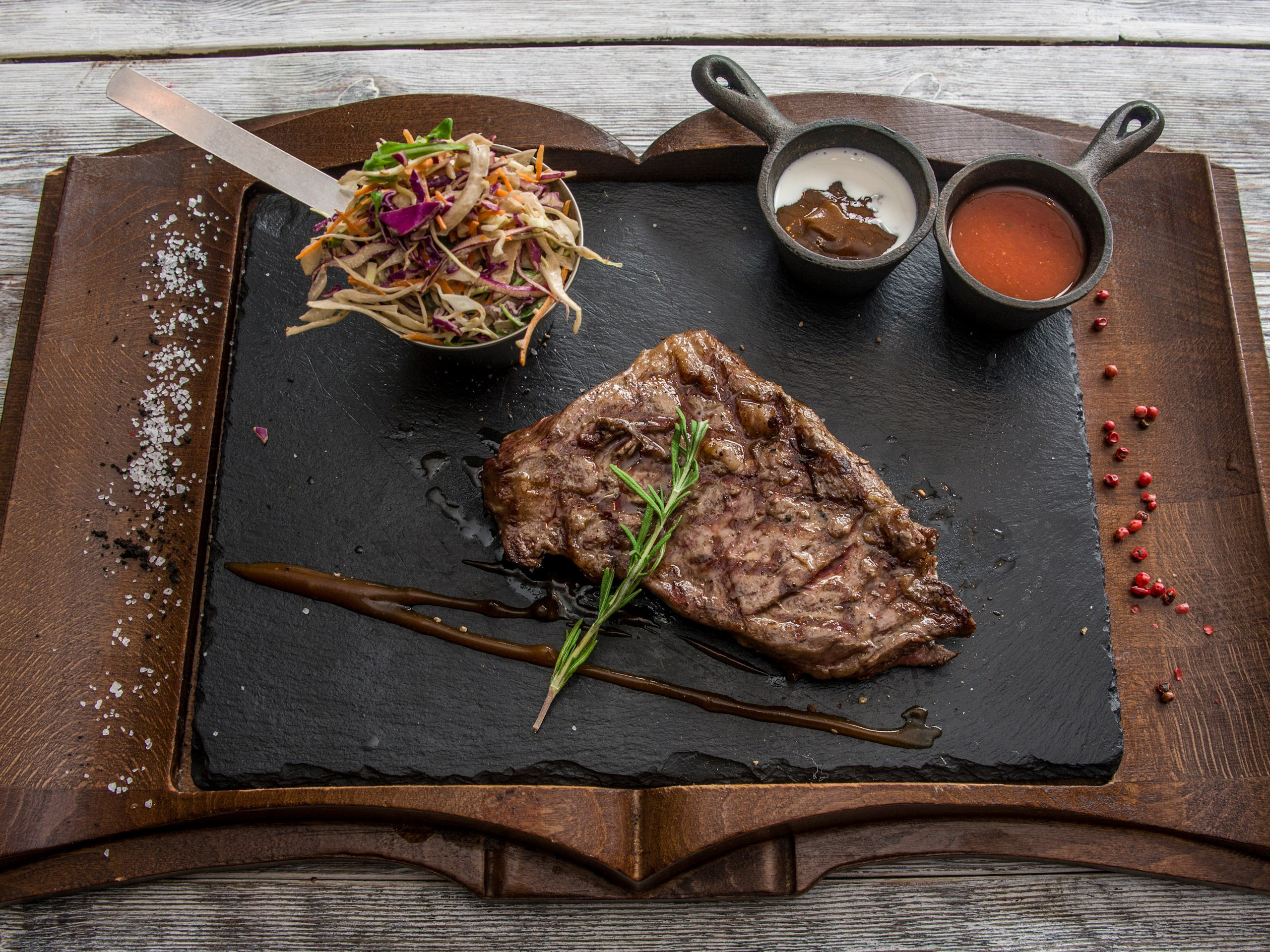 Съемка вкусного мяса в ресторане для сайта и меню