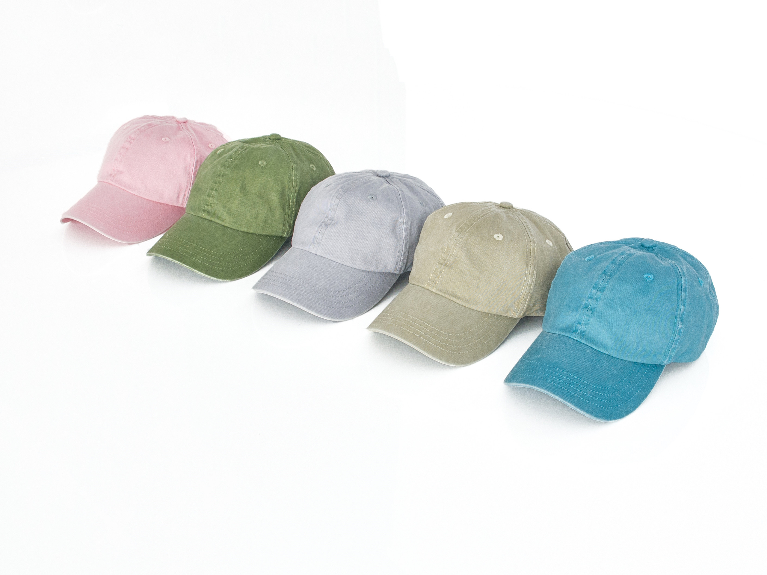 Съемка шапок и головных уборов на фоне