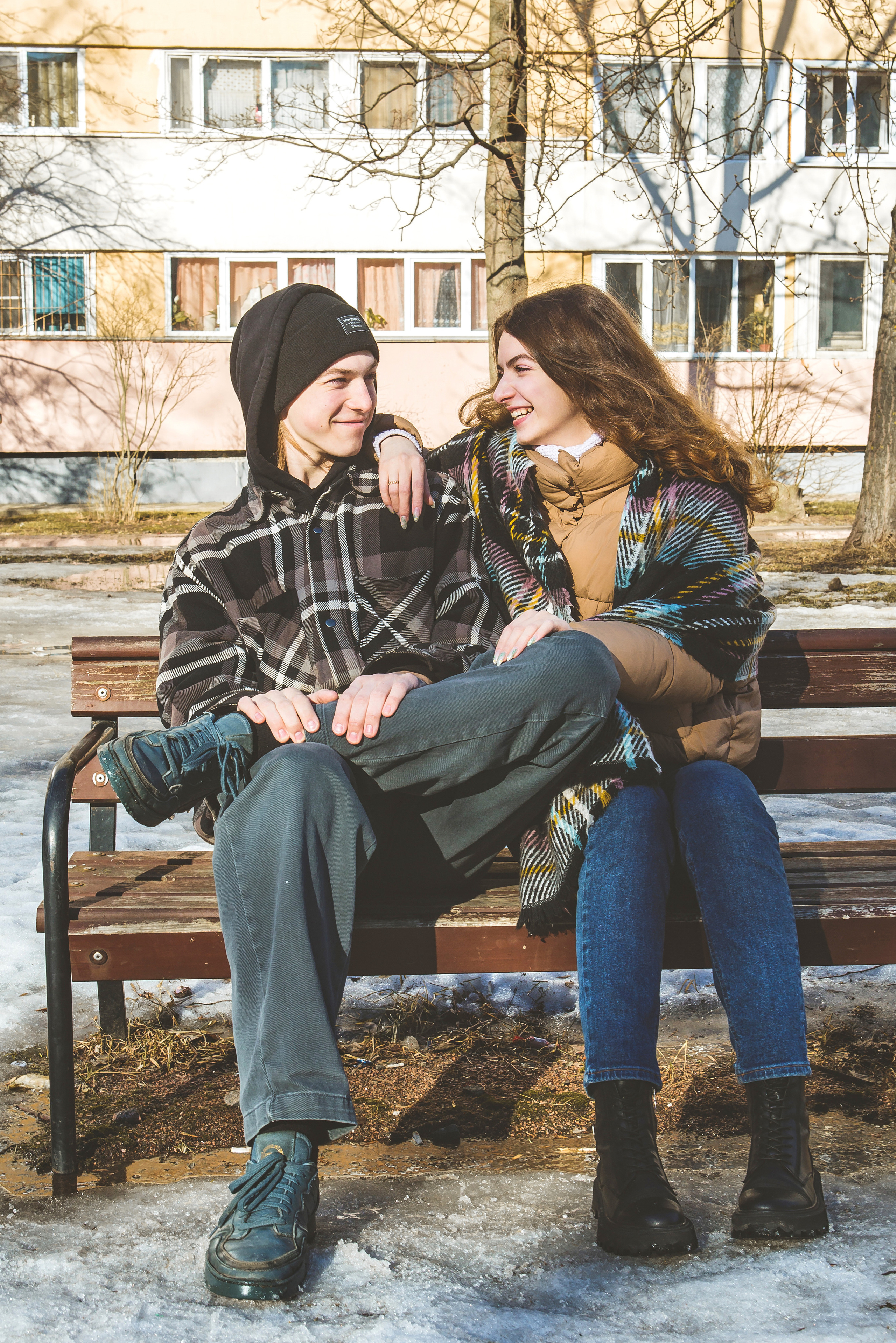 Уличная съемка сестры и брата