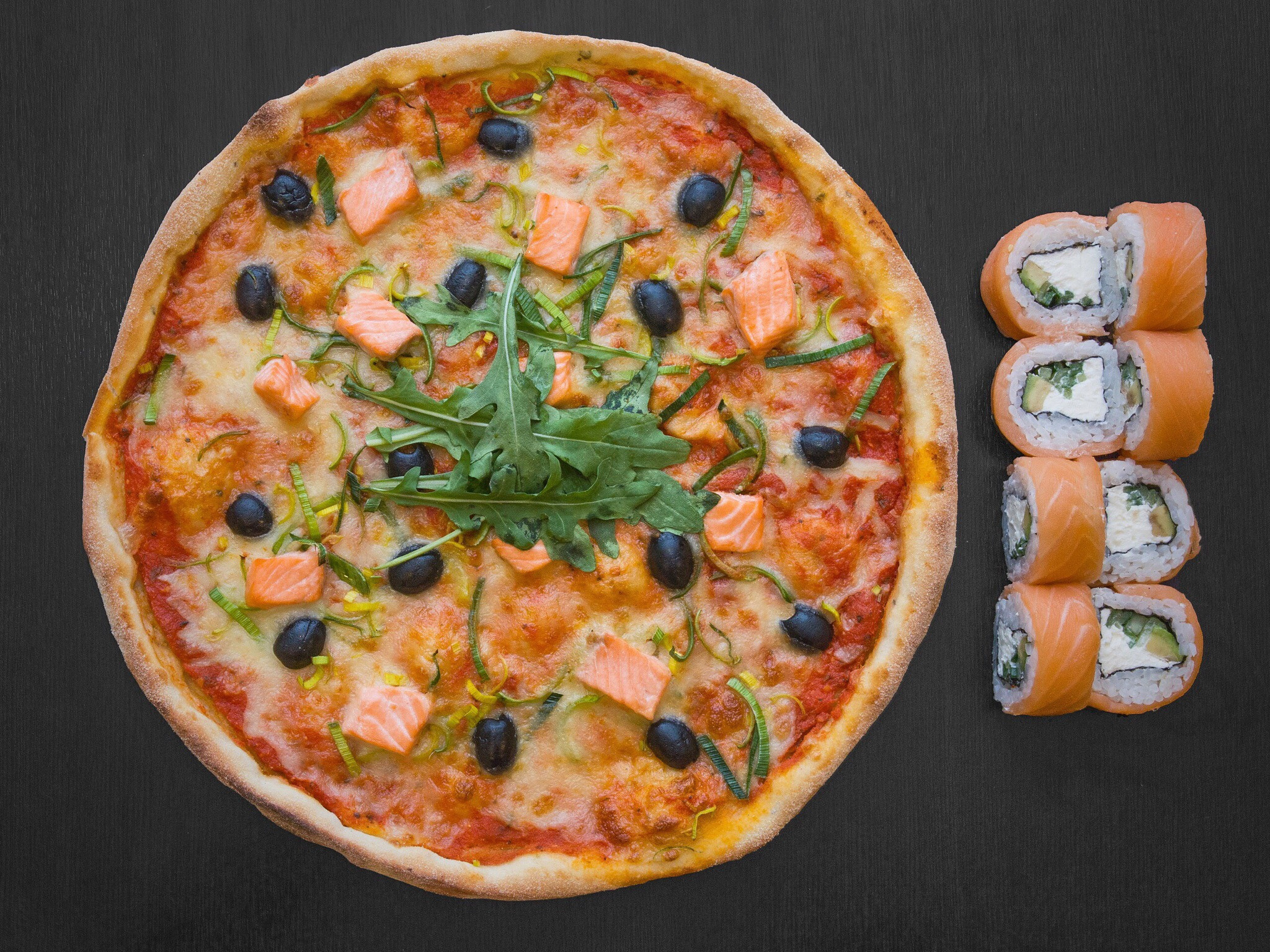 Съемка пиццы и суши в ресторане для доставки 