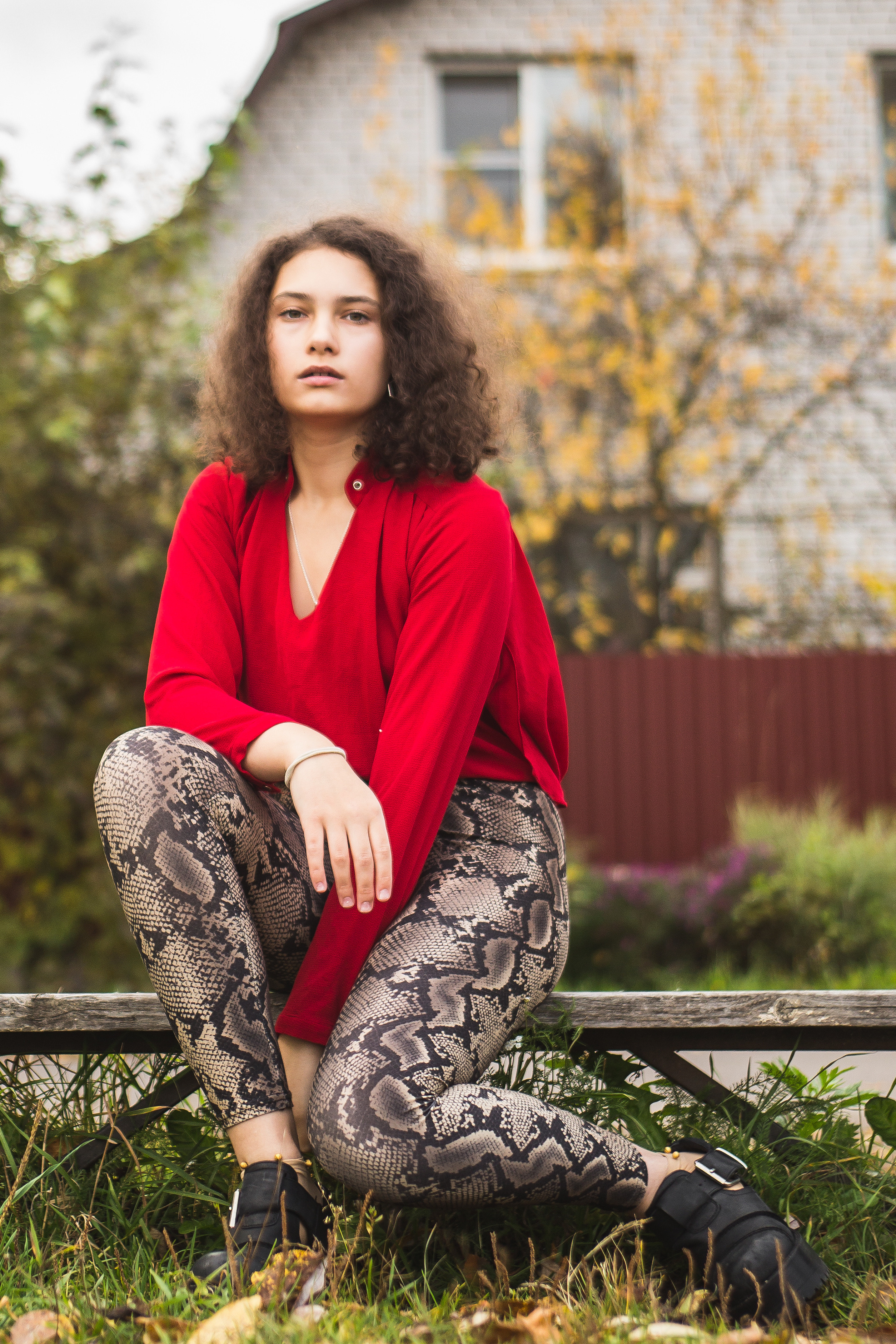 Съемка фэшн осенний день для юной модели