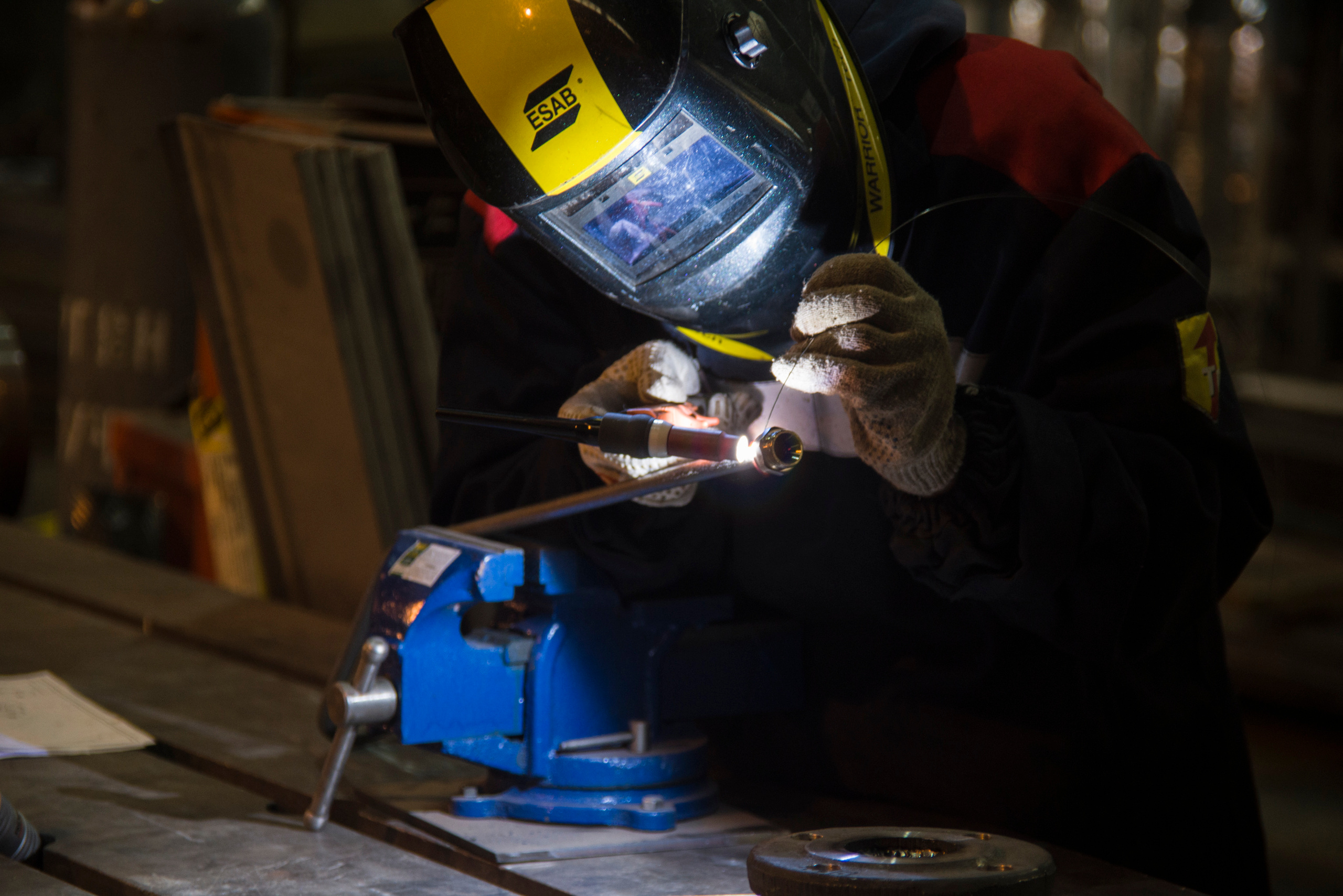 Съемка рабочего на производстве заводе за работой