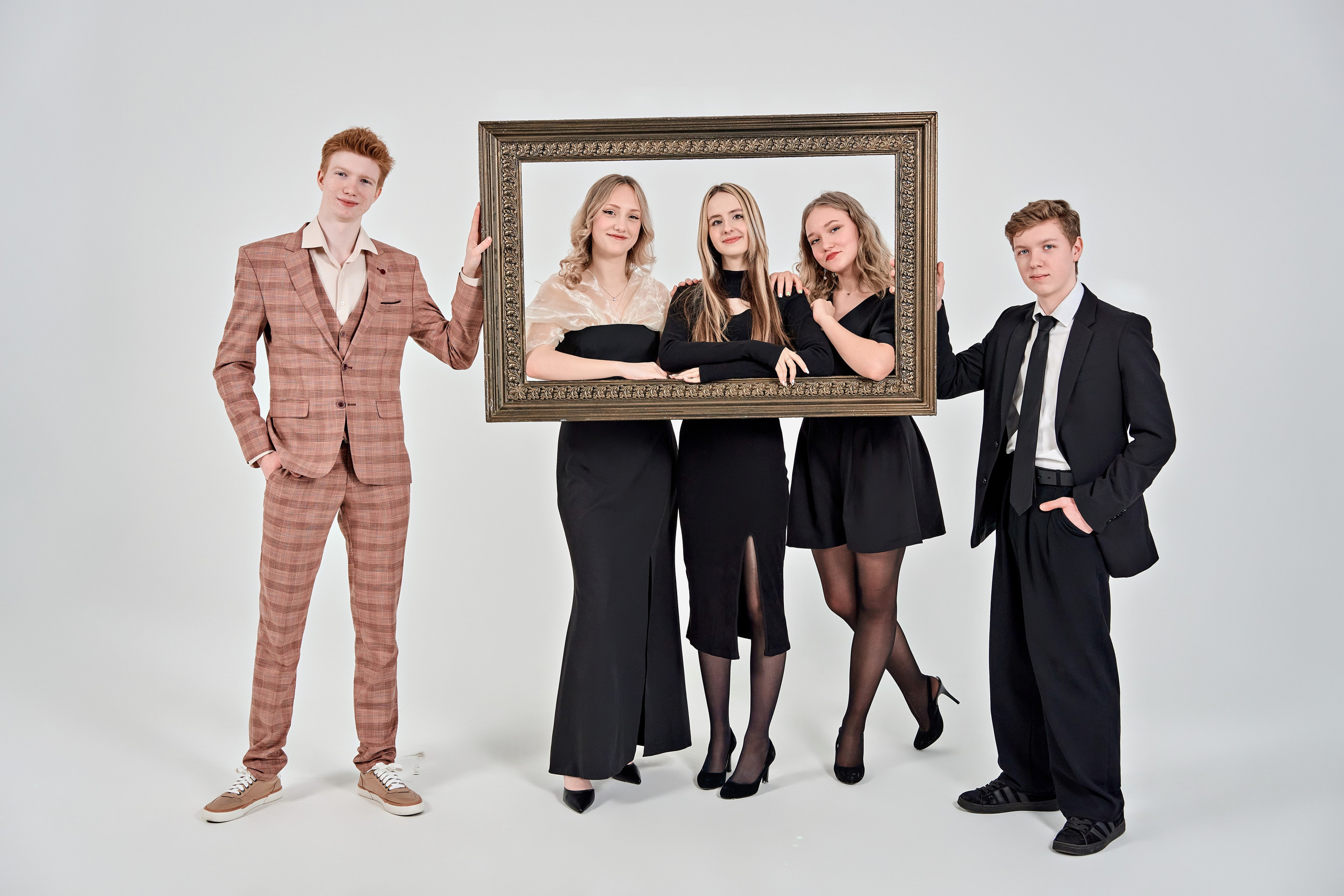 Выпускные альбомы для 9-11 классов. Фотосъёмка в студии. Калуга. Фотограф Меняйло Евгений. Свадьба. Портрет. Репортаж. Семья. Контент