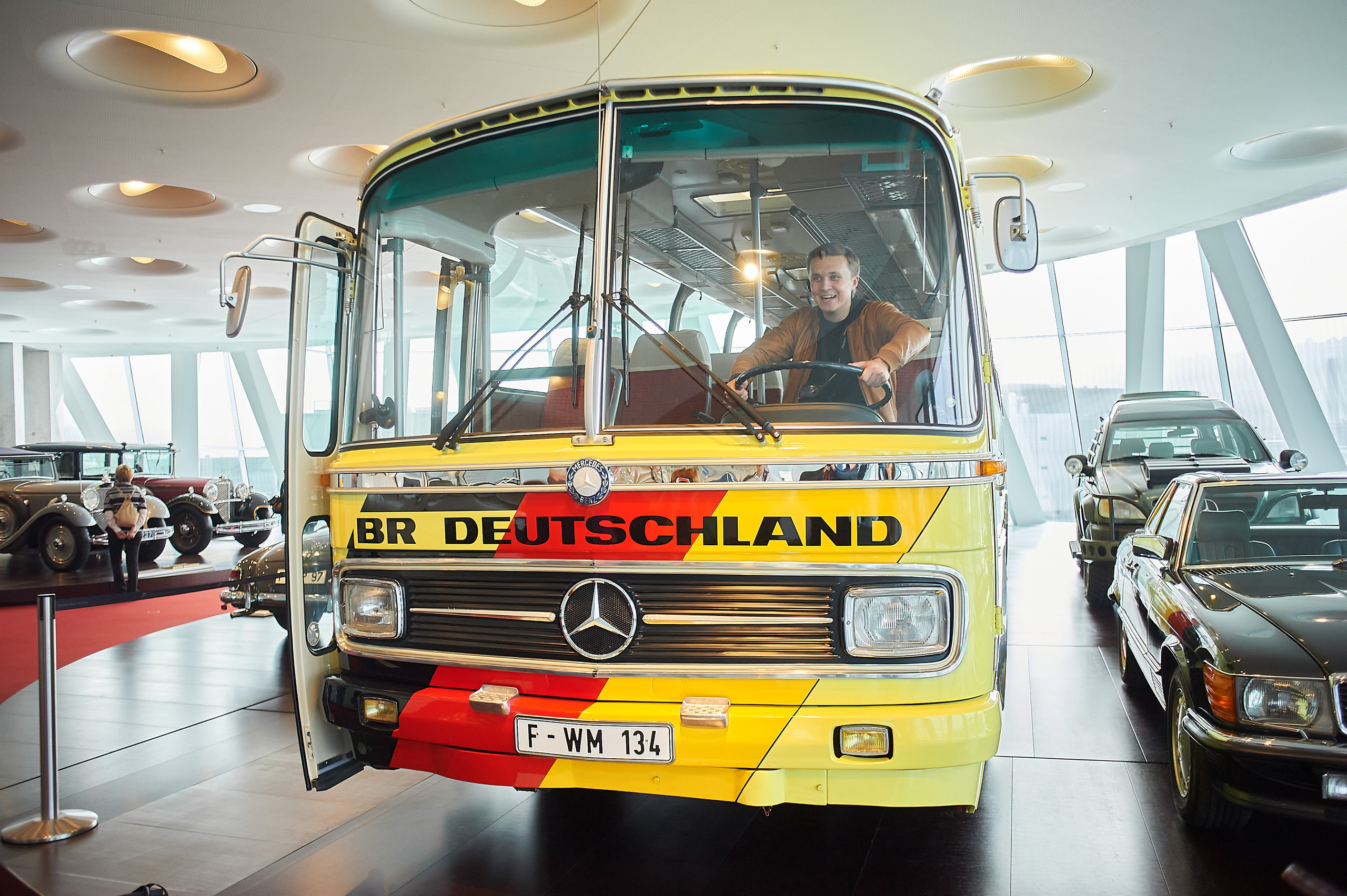 Корпоратив DiHouse, поездка в музей Mercedes-Benz. Reportage event photographer in Moscow Alexander Gladkiy