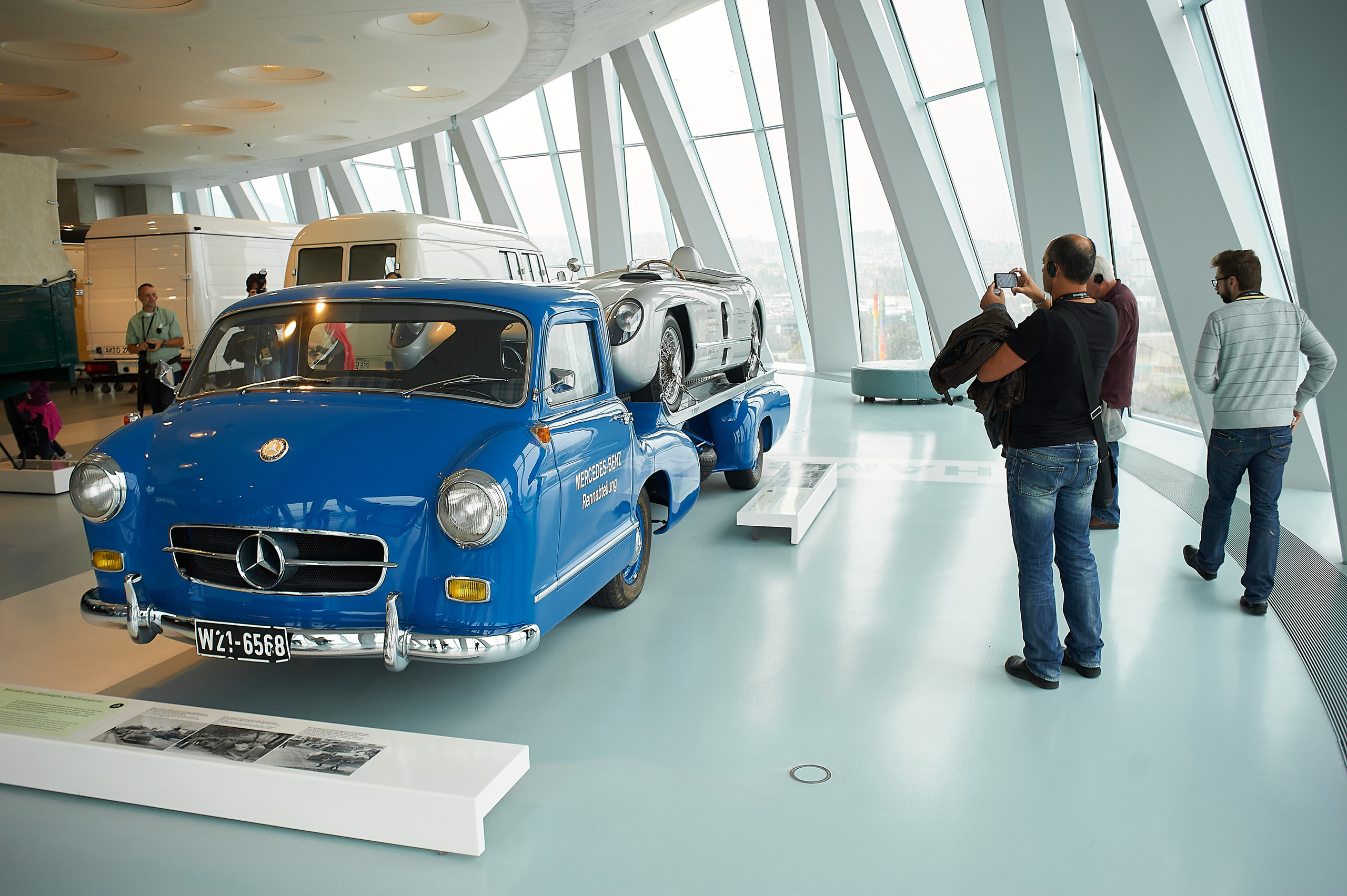 Корпоратив DiHouse, поездка в музей Mercedes-Benz. Reportage event photographer in Moscow Alexander Gladkiy