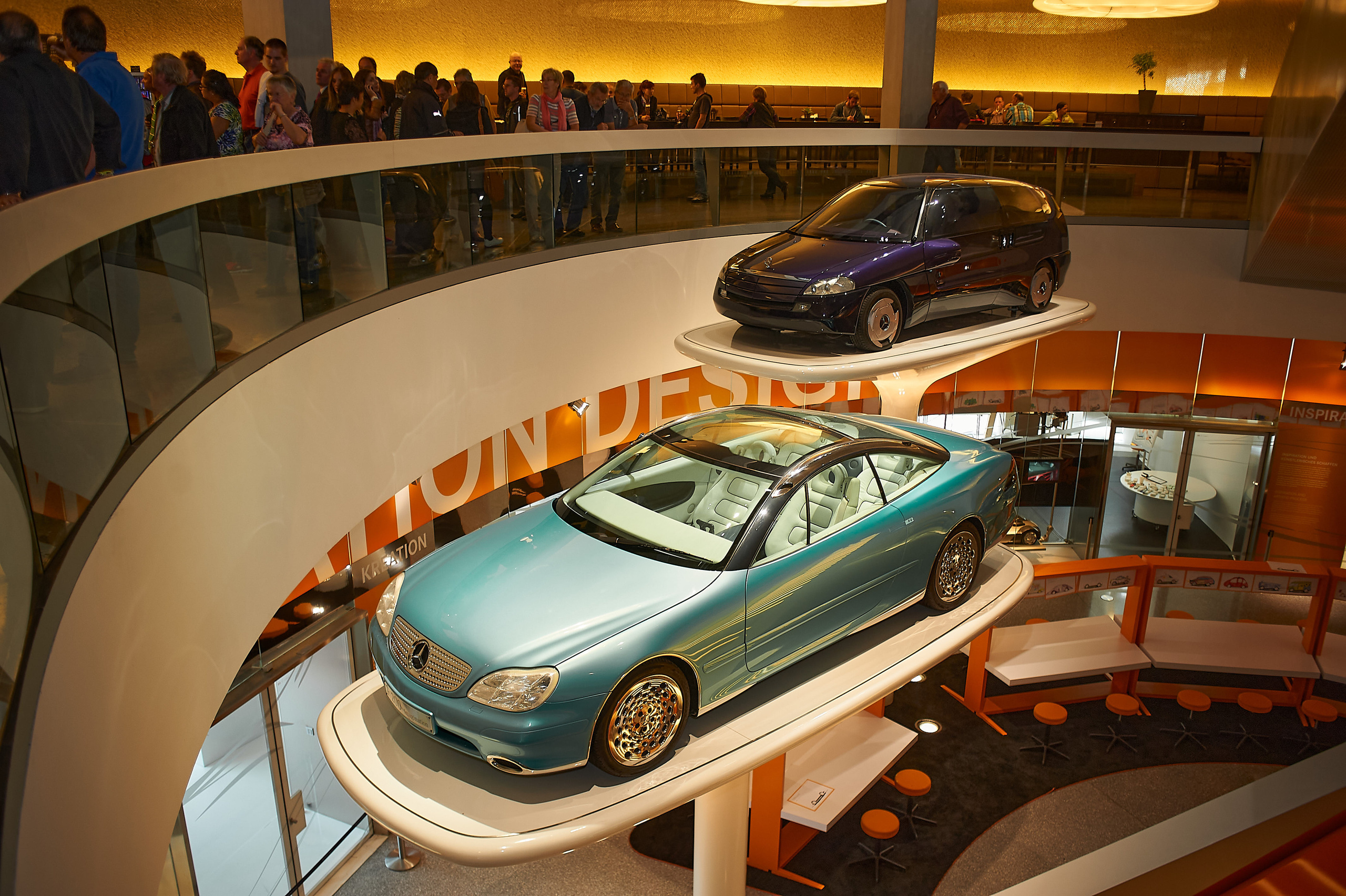 Корпоратив DiHouse, поездка в музей Mercedes-Benz. Reportage event photographer in Moscow Alexander Gladkiy