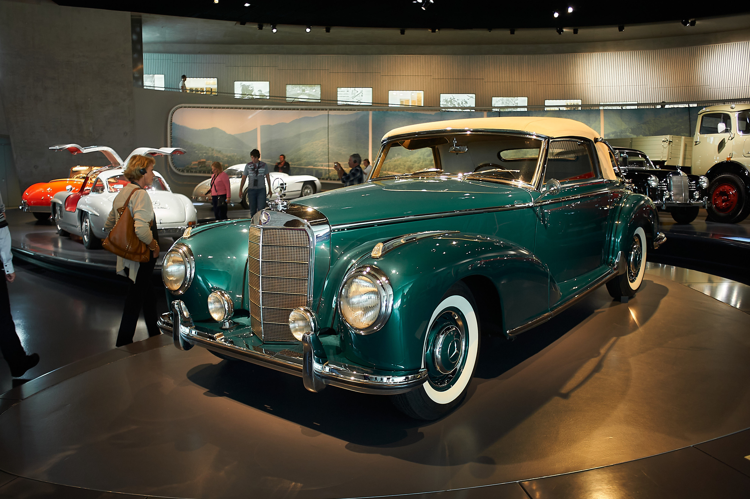 Корпоратив DiHouse, поездка в музей Mercedes-Benz. Reportage event photographer in Moscow Alexander Gladkiy