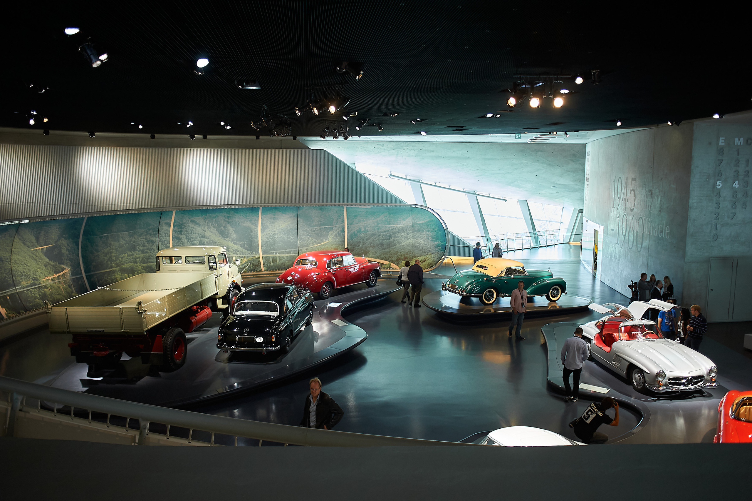 Корпоратив DiHouse, поездка в музей Mercedes-Benz. Reportage event photographer in Moscow Alexander Gladkiy