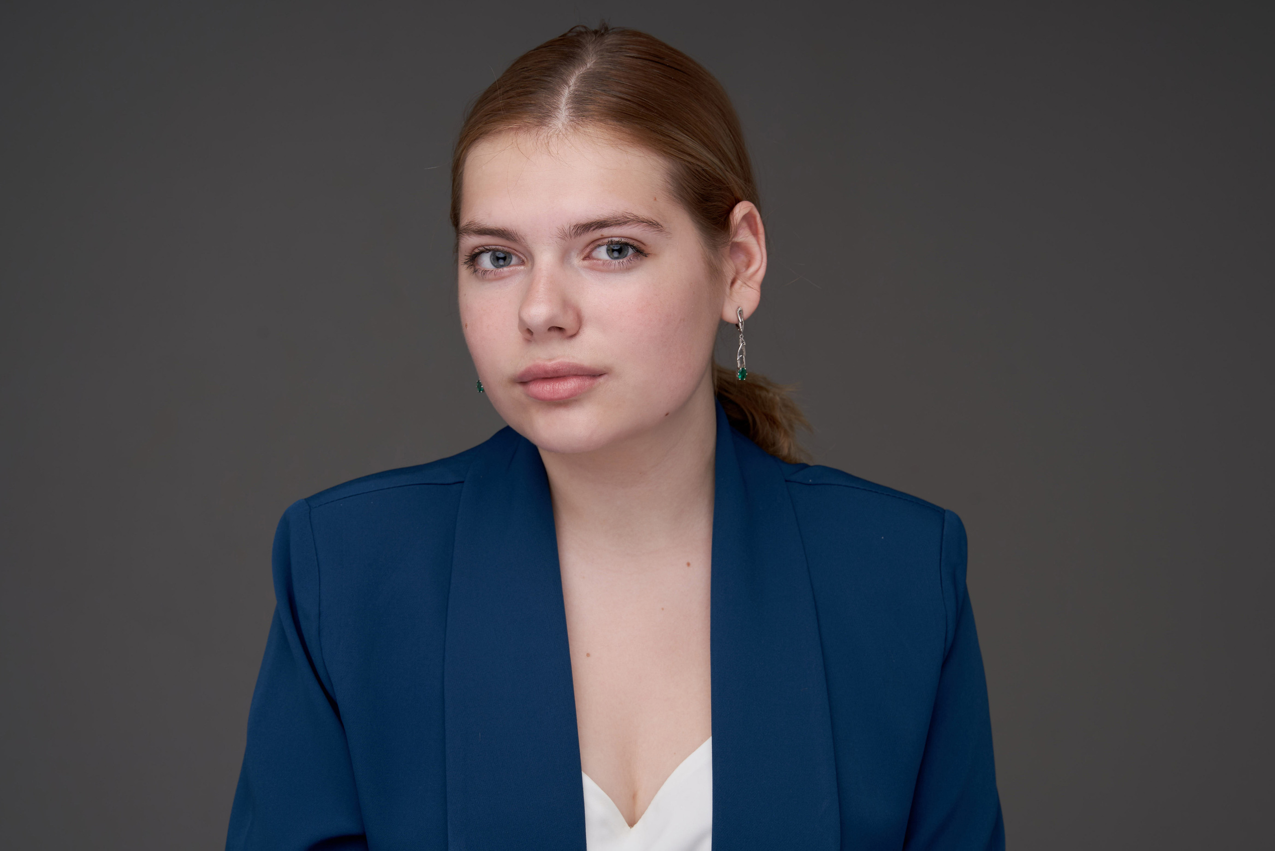 Актерское портфолио для актрисы в Москве. Алена Вибе хедшоты и ростовые фотографии. Фотограф Александр Гладкий.