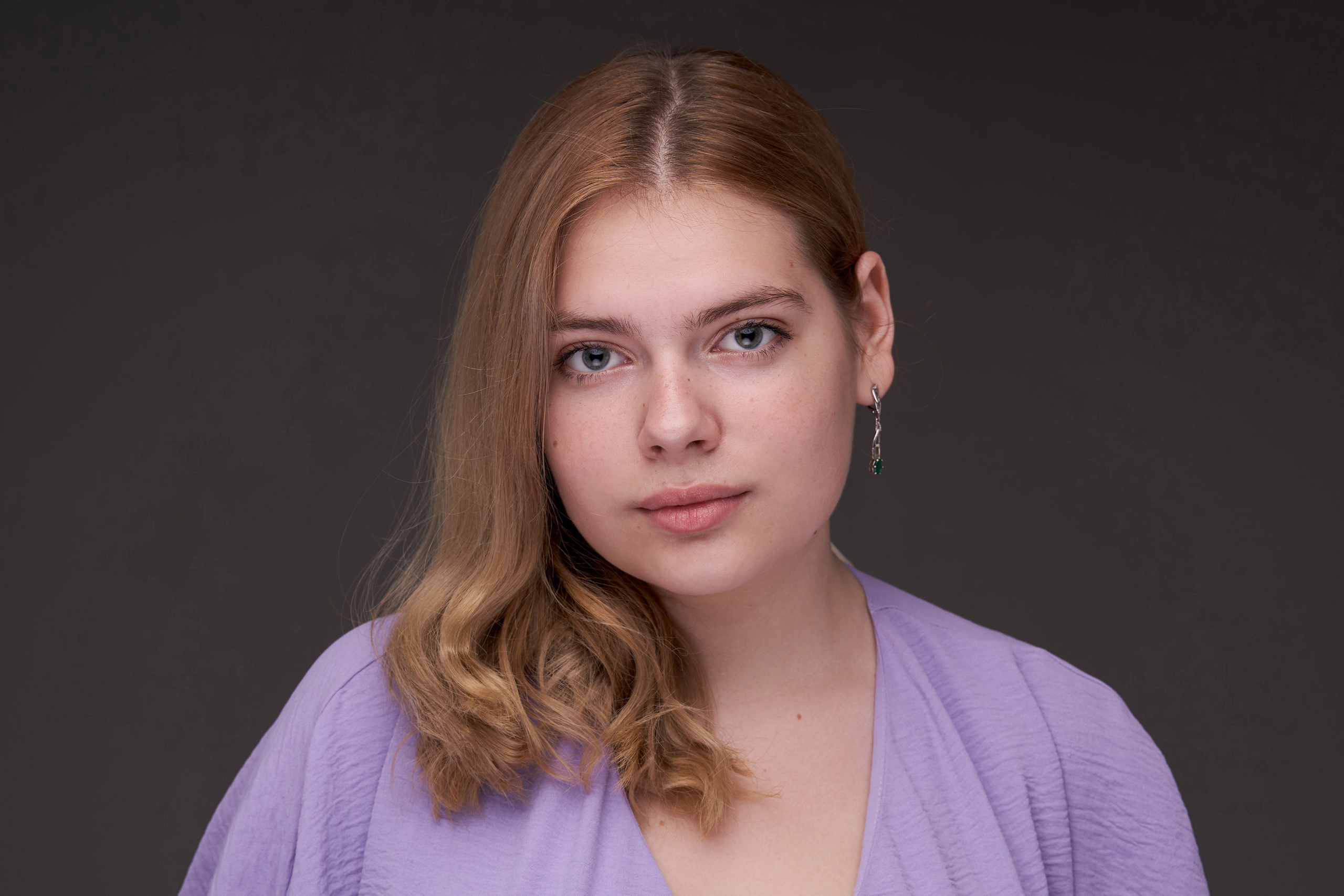 Актерское портфолио для актрисы в Москве. Алена Вибе хедшоты и ростовые фотографии. Фотограф Александр Гладкий.