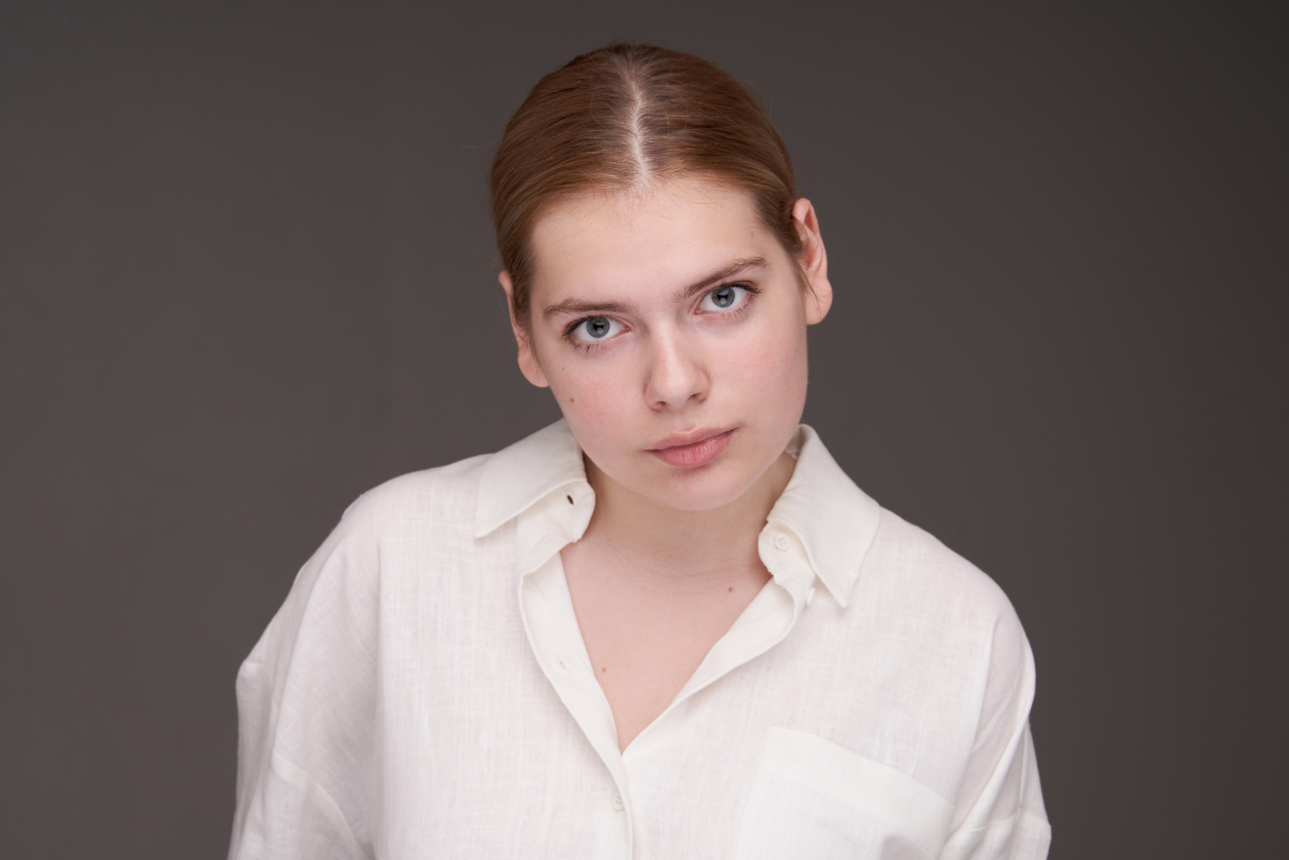Актерское портфолио для актрисы в Москве. Алена Вибе хедшоты и ростовые фотографии. Фотограф Александр Гладкий.
