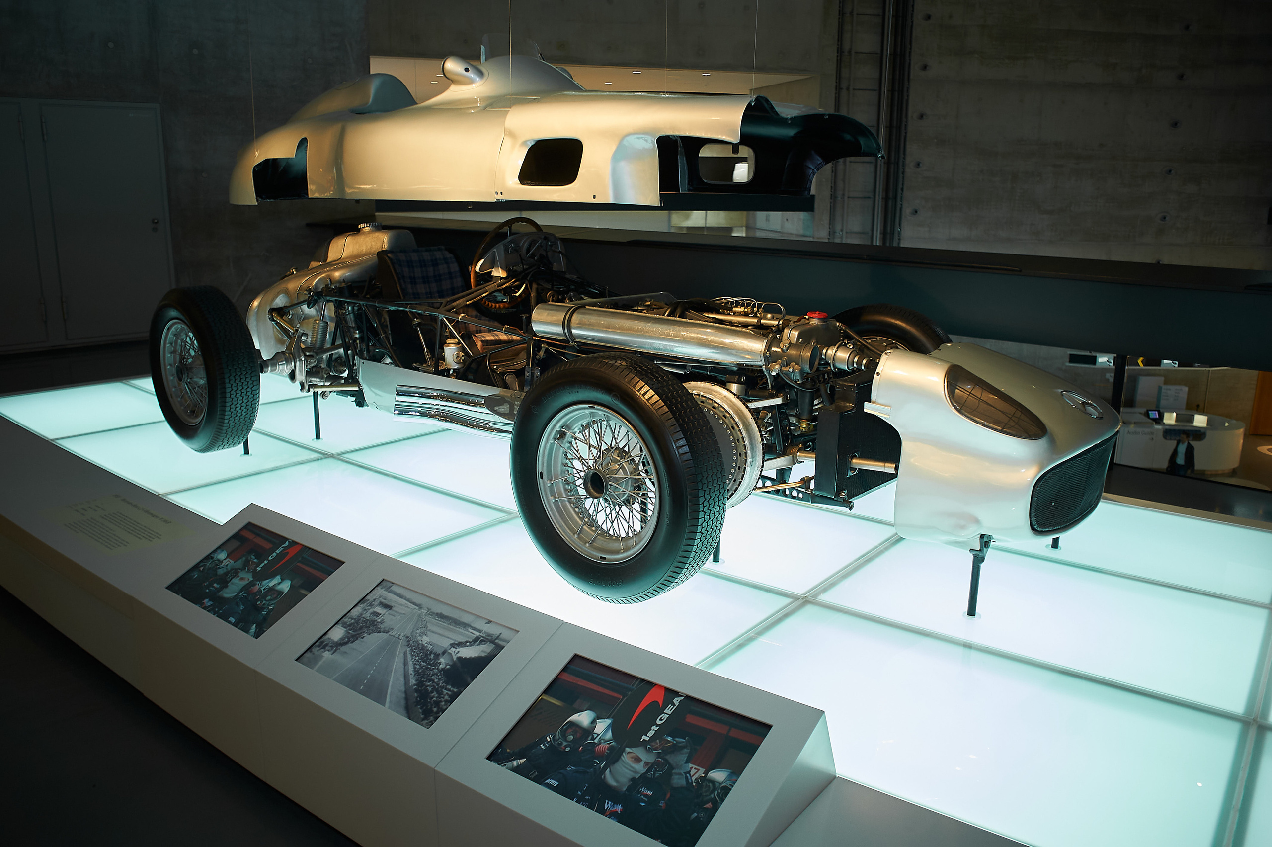 Корпоратив DiHouse, поездка в музей Mercedes-Benz. Reportage event photographer in Moscow Alexander Gladkiy