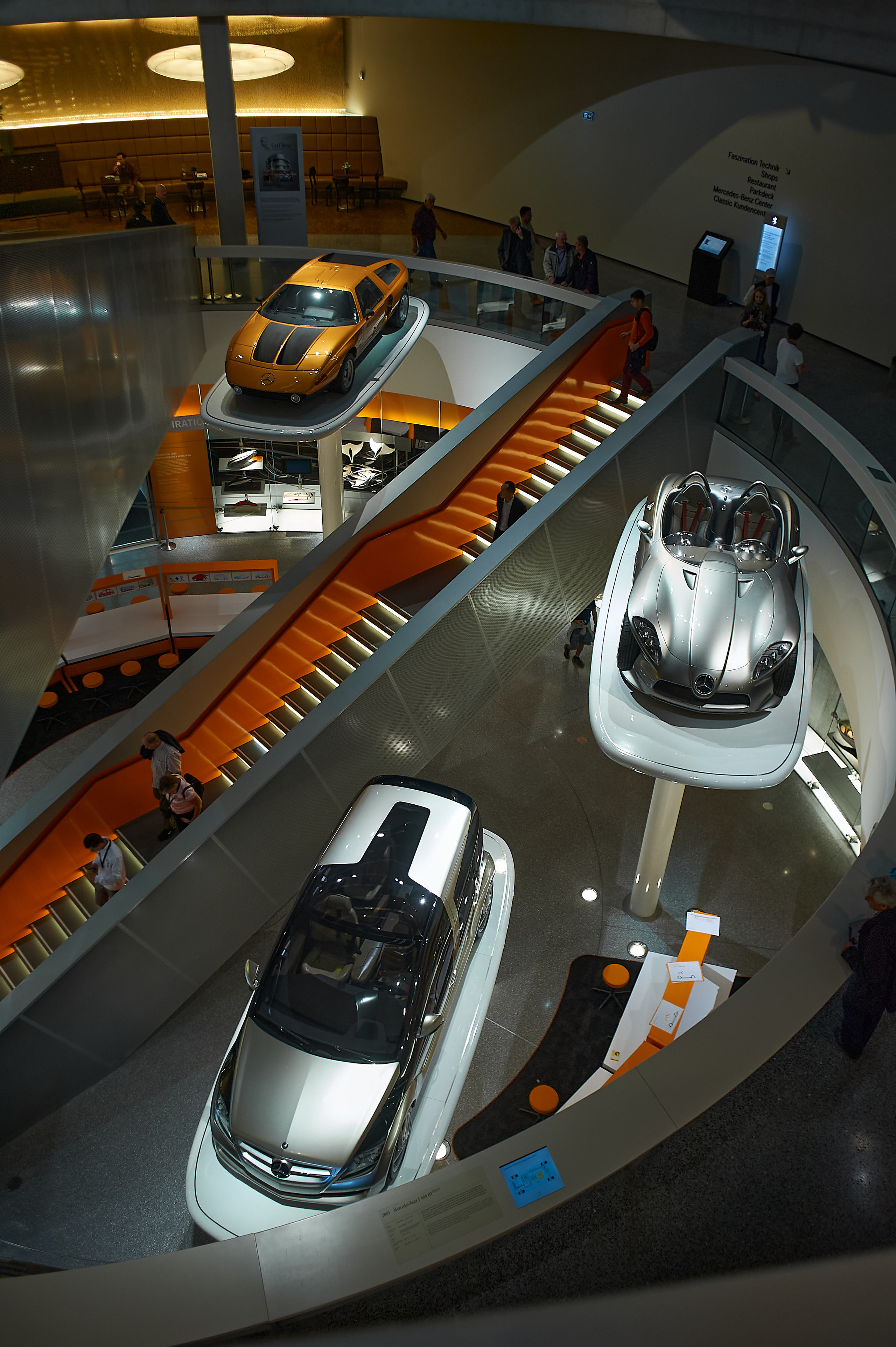 Корпоратив DiHouse, поездка в музей Mercedes-Benz. Reportage event photographer in Moscow Alexander Gladkiy