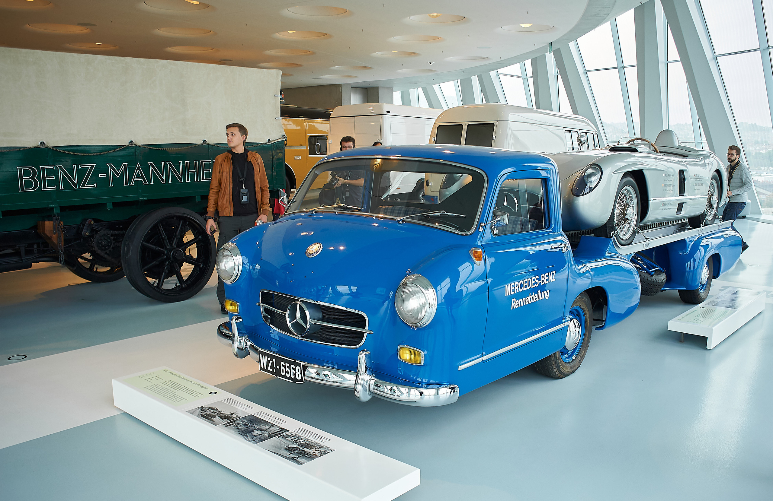 Корпоратив DiHouse, поездка в музей Mercedes-Benz. Reportage event photographer in Moscow Alexander Gladkiy