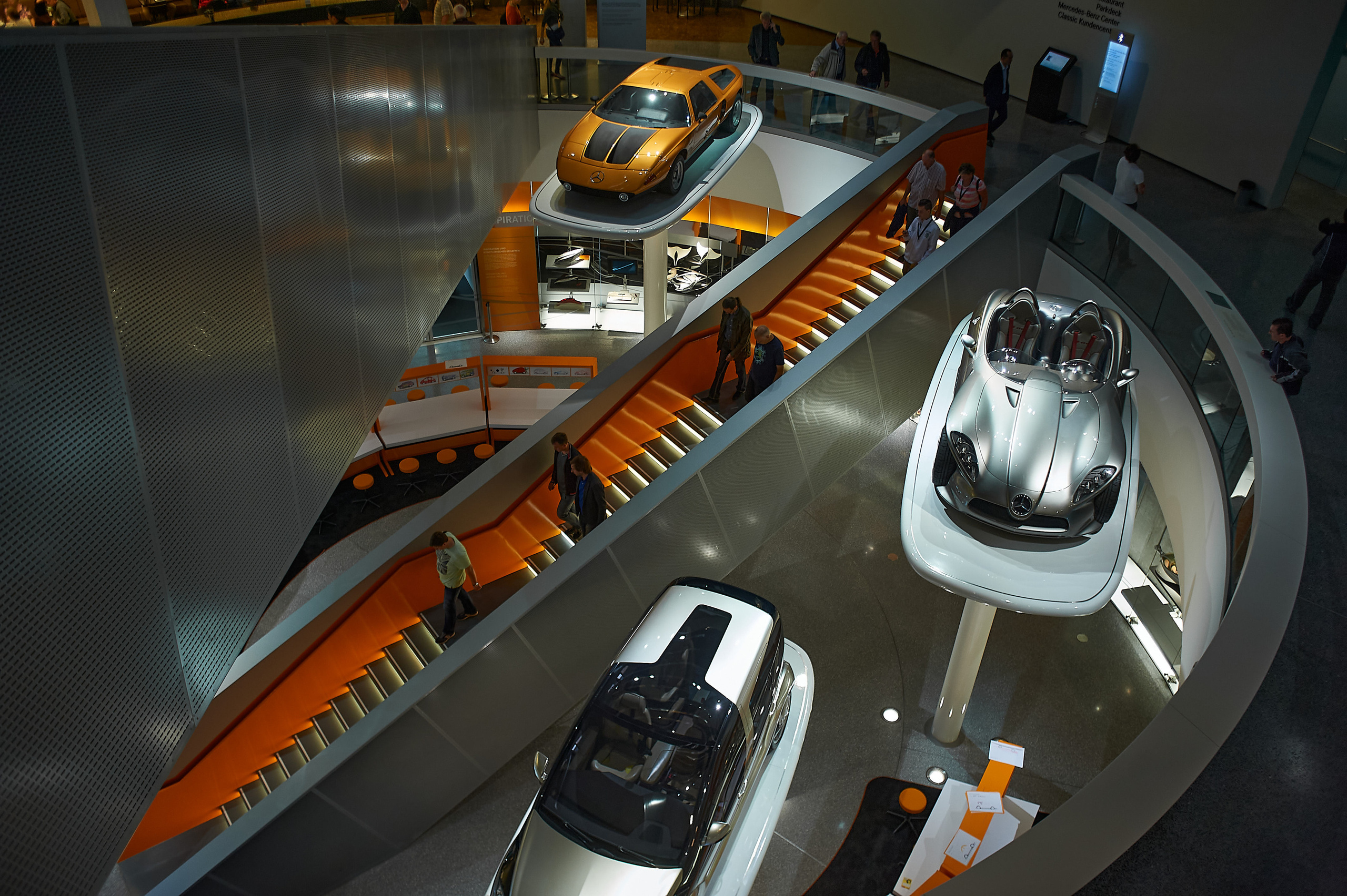 Корпоратив DiHouse, поездка в музей Mercedes-Benz. Reportage event photographer in Moscow Alexander Gladkiy