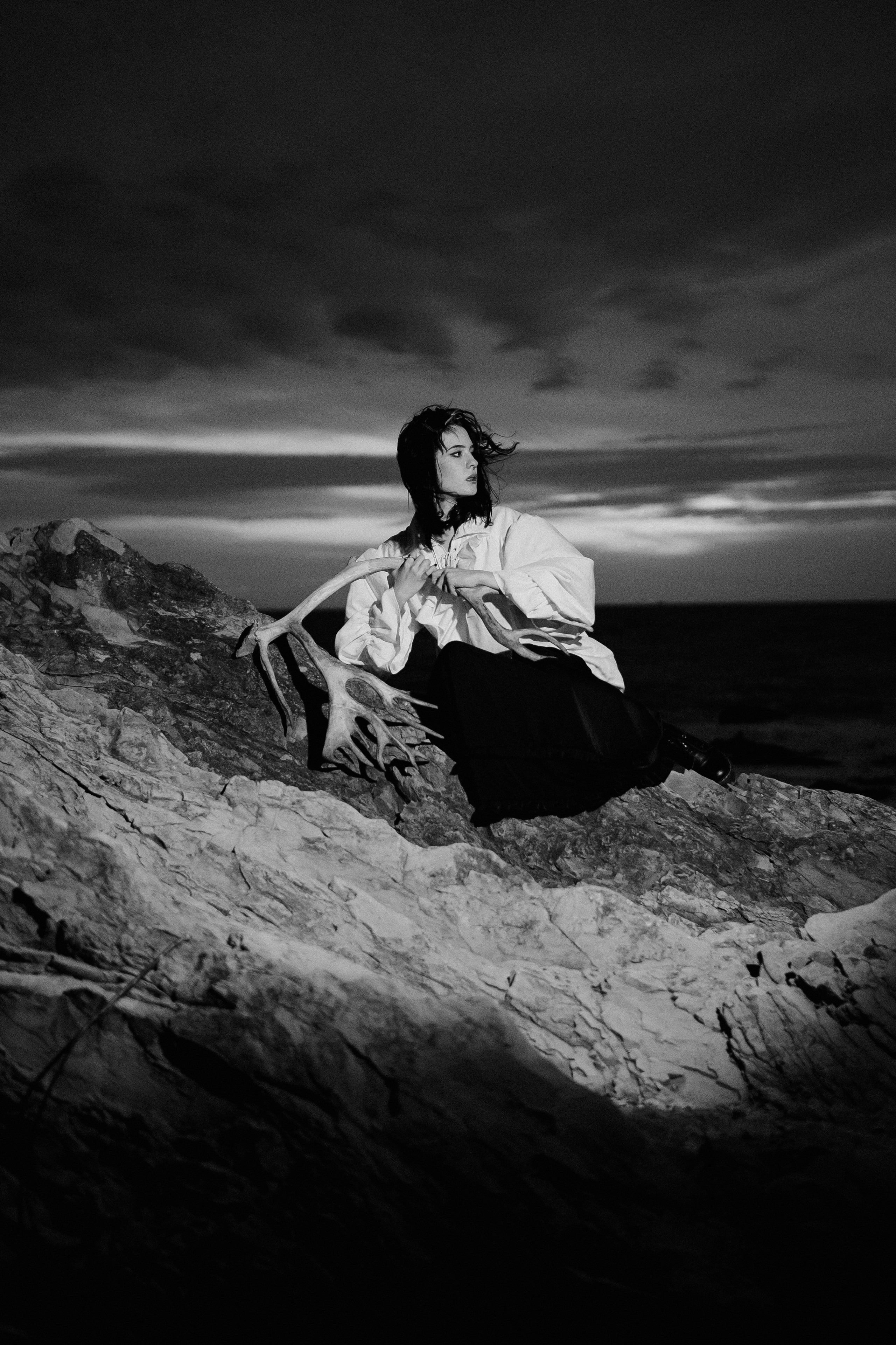 Съёмка у моря с оленьими рогами