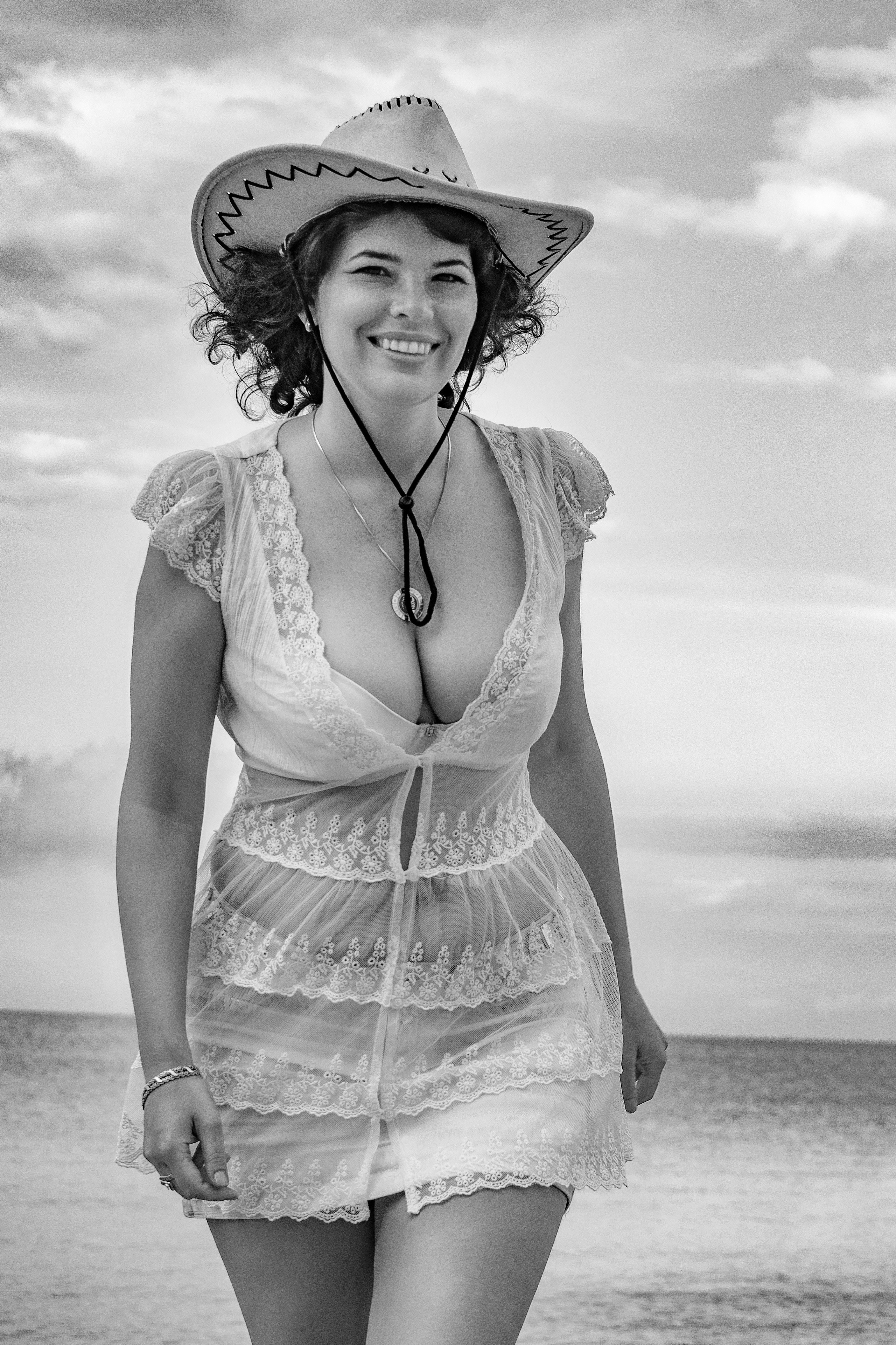 Фотосессия для девушки на пляже, Эротика в белье, ретушь искусственный интеллект.