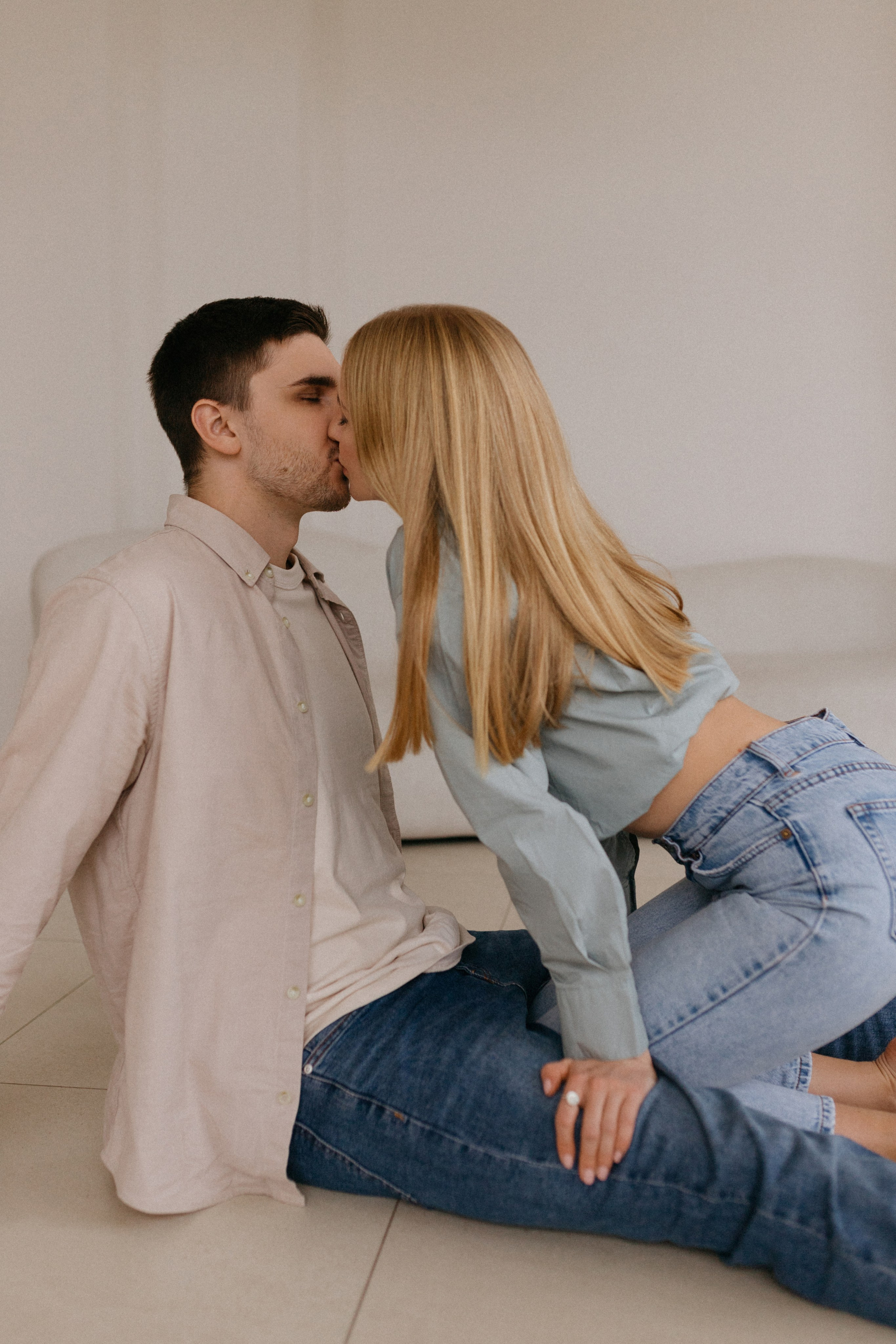 Парная фотосессия в минималистичной студии. Сестры Карабаза. Фотографы и ретушеры в Москве и Санкт-Петербурге