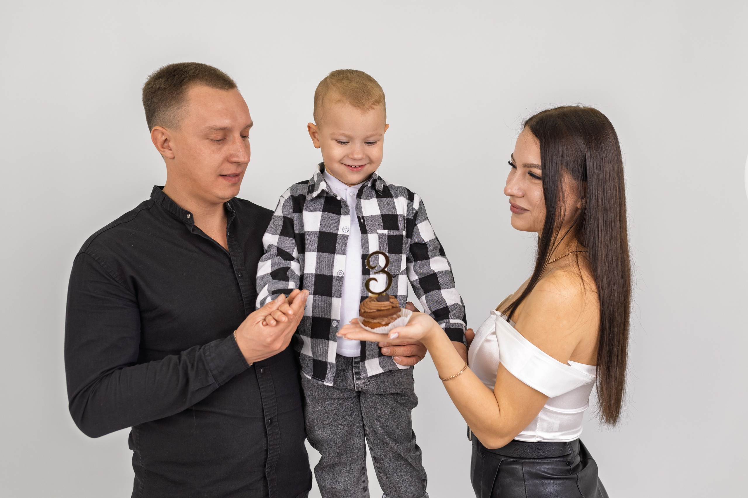 Семейная фотосессия в студии Гуково Ростовская область фотограф Григорий Новиков фотовидео съёмка novikov.foto. Фотограф Гуково Григорий Новиков novikov.foto