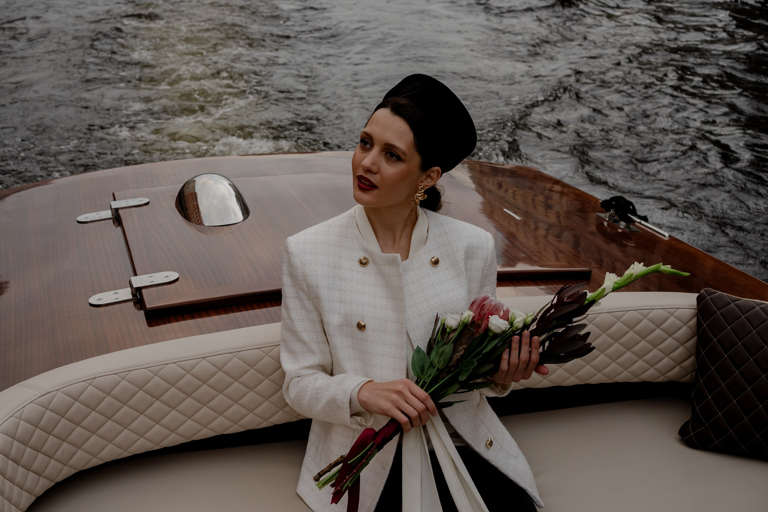 СВАДЕНБНАЯ СЬЕМКА НА КАТЕРЕ ПО КАНАЛАМ САНКТ-ПЕТЕРБУРГА И В АКВАТОРИИ НЕВЫ. Профессиональный фотограф, Санкт-Петербург — Виктория Богомолова