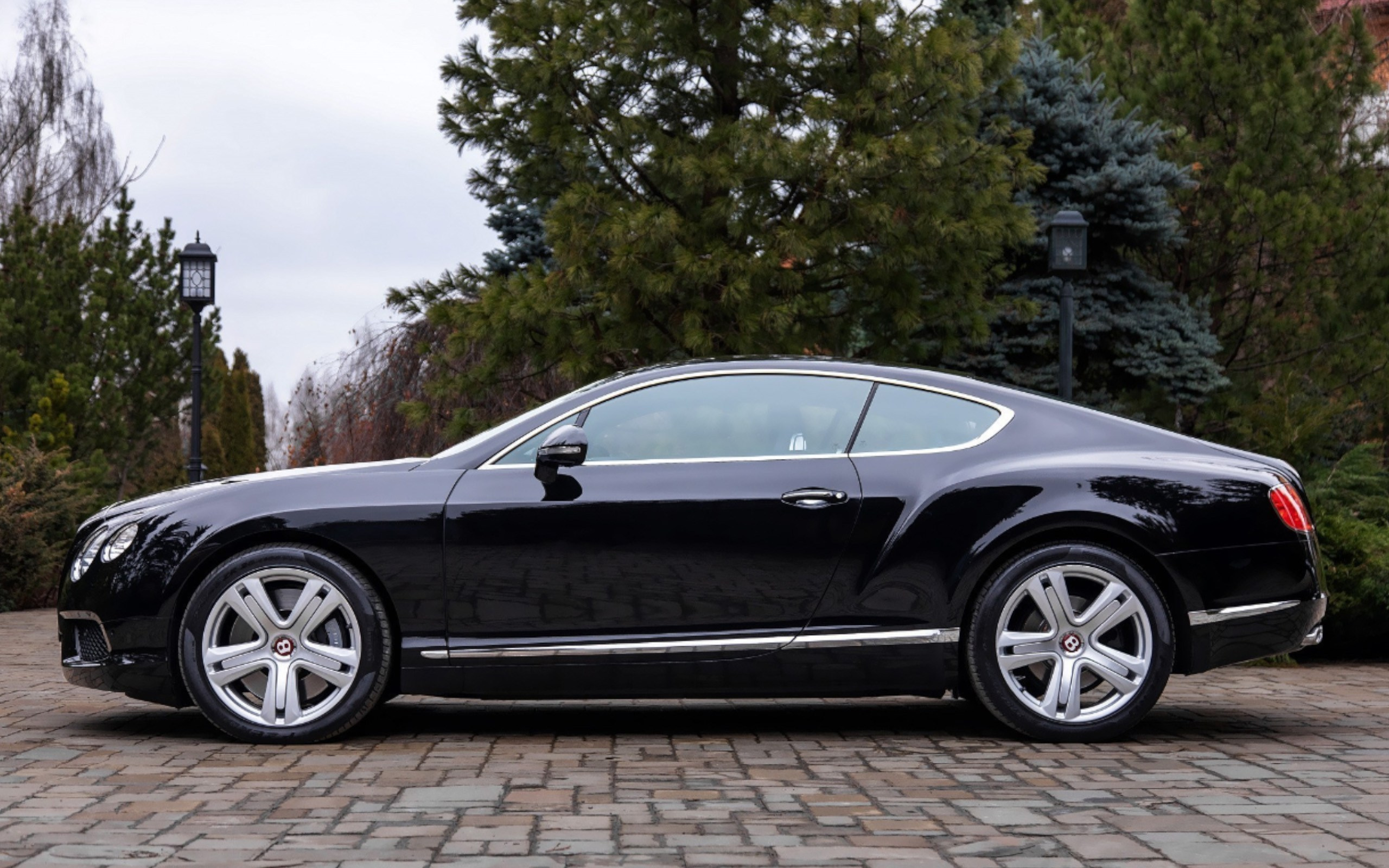 Автомобили. Видеосъемка и фотосъемка свадеб. Фотограф и оператор на свадьбу. Видеосъемка подкастов, собственная видео-фотостудии. Предметная фотосъемка