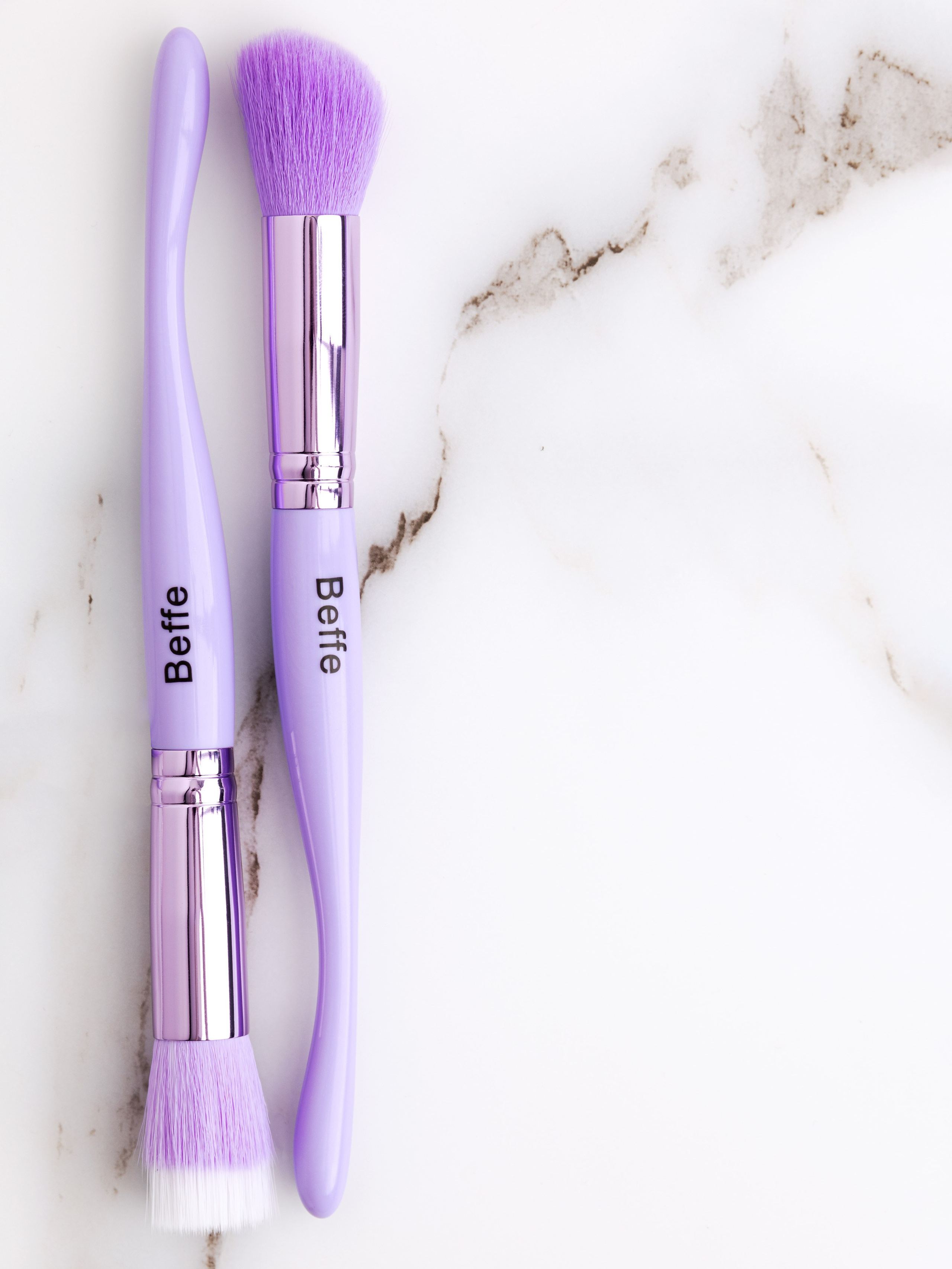 Сиреневые кисти на мраморном фоне | Фото для бьюти-блога