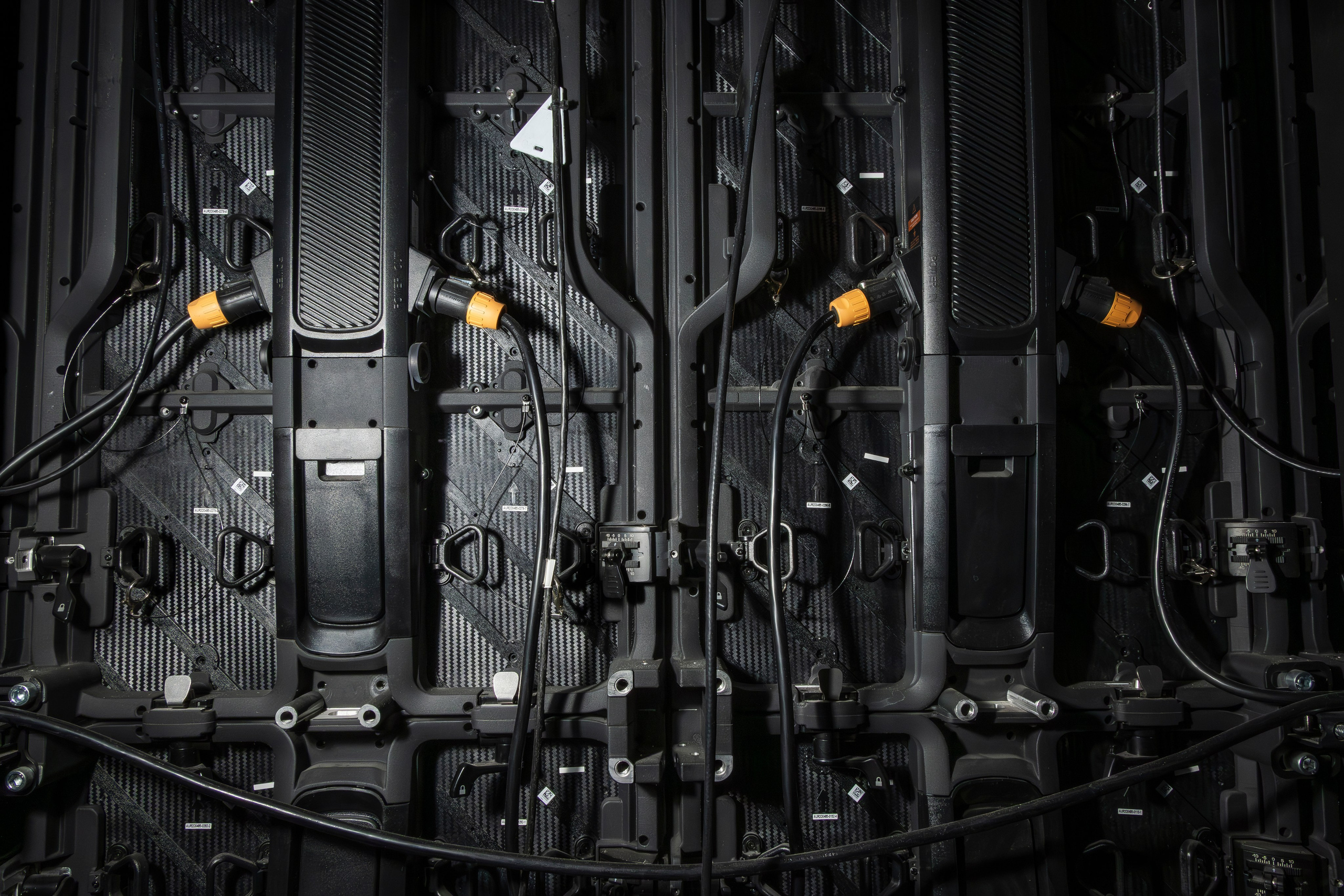 Конструкция LED‑дисплея: узлы крепления и модульная сборка.