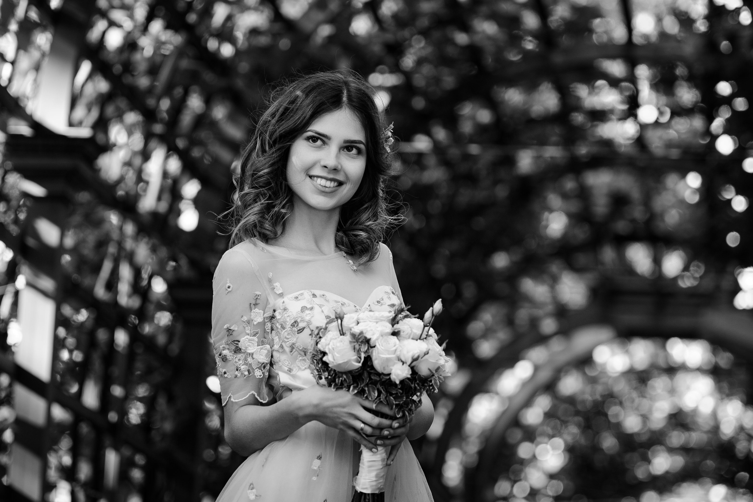 Черно белая свадебная фотография в летнем саду в Санкт-Петербурге.