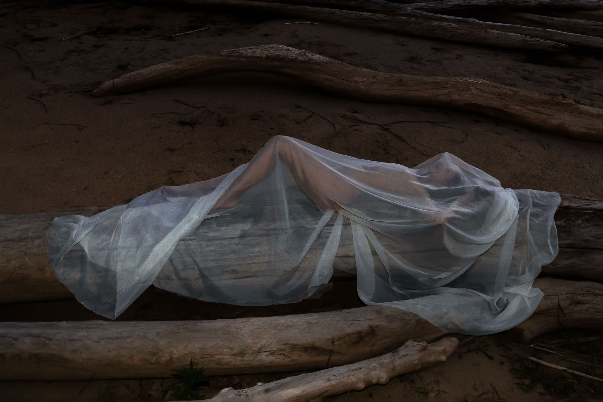 девушка на бревне с тканью