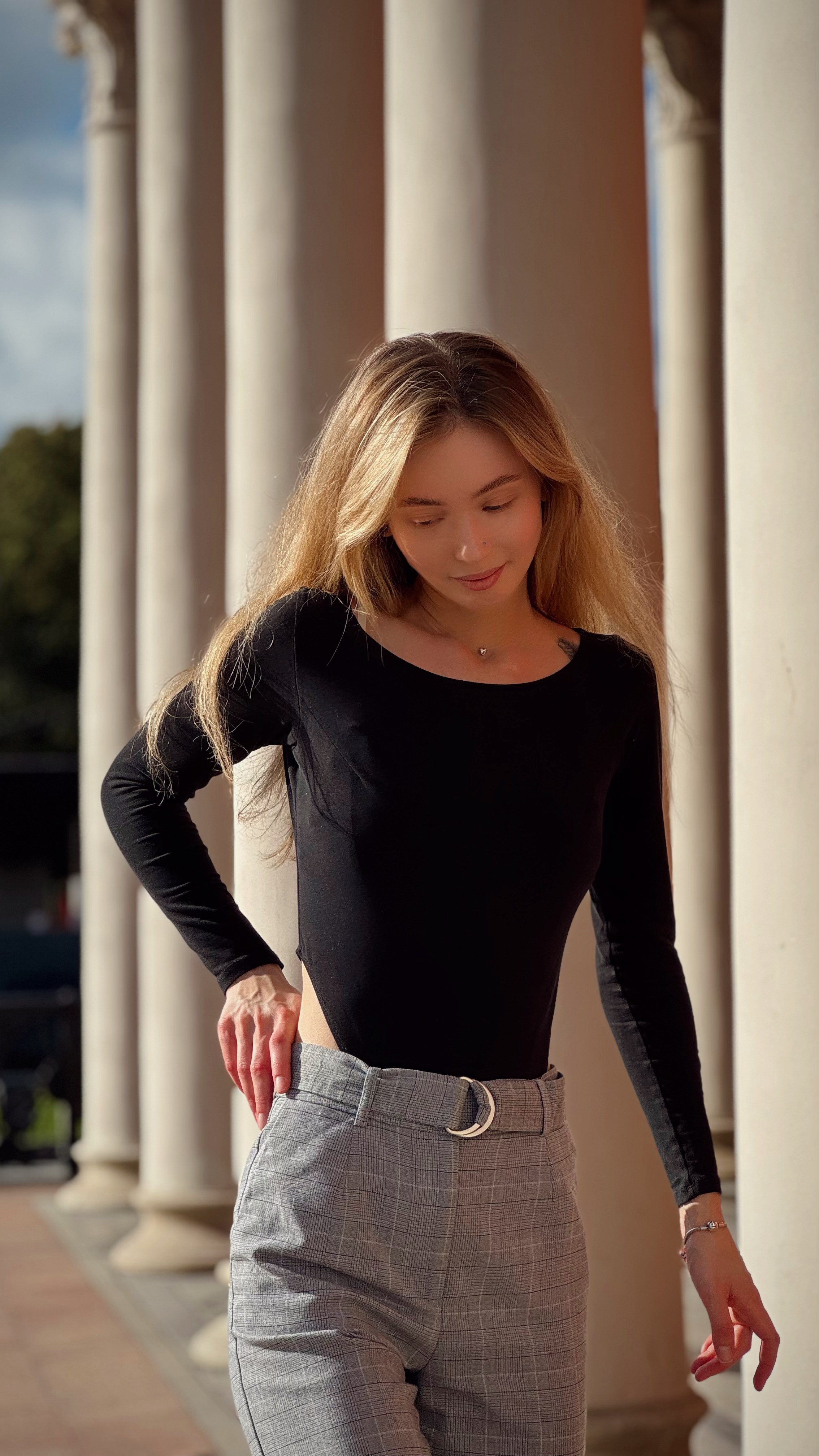 Среди колонн. Фотограф видеограф в Москве и Московской области Саша Секрет