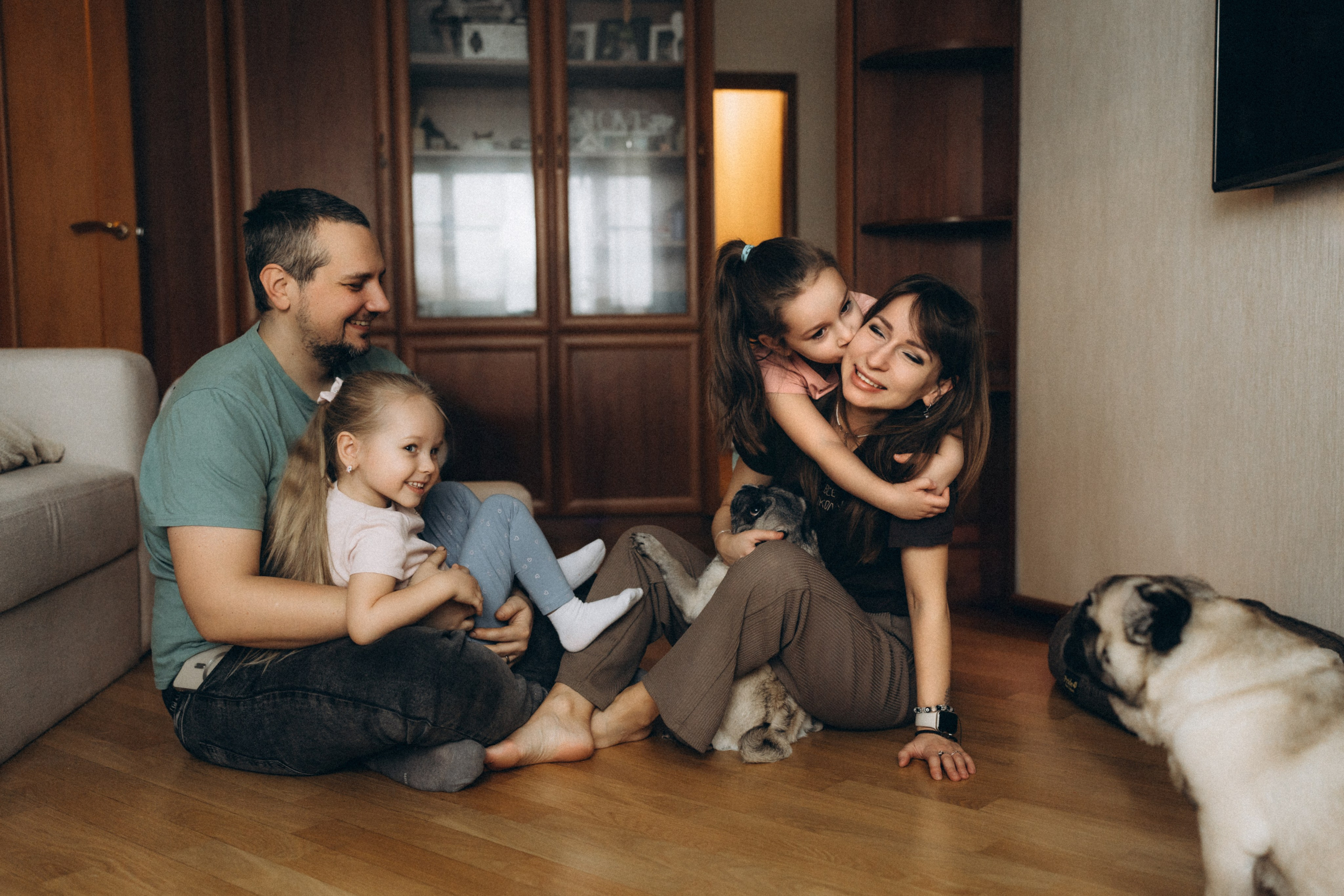 Уютная домашняя фотосессия Любы Димы Веры и Алины. Детский, семейный и ньюборн фотограф в Москве Юлия Шуарт