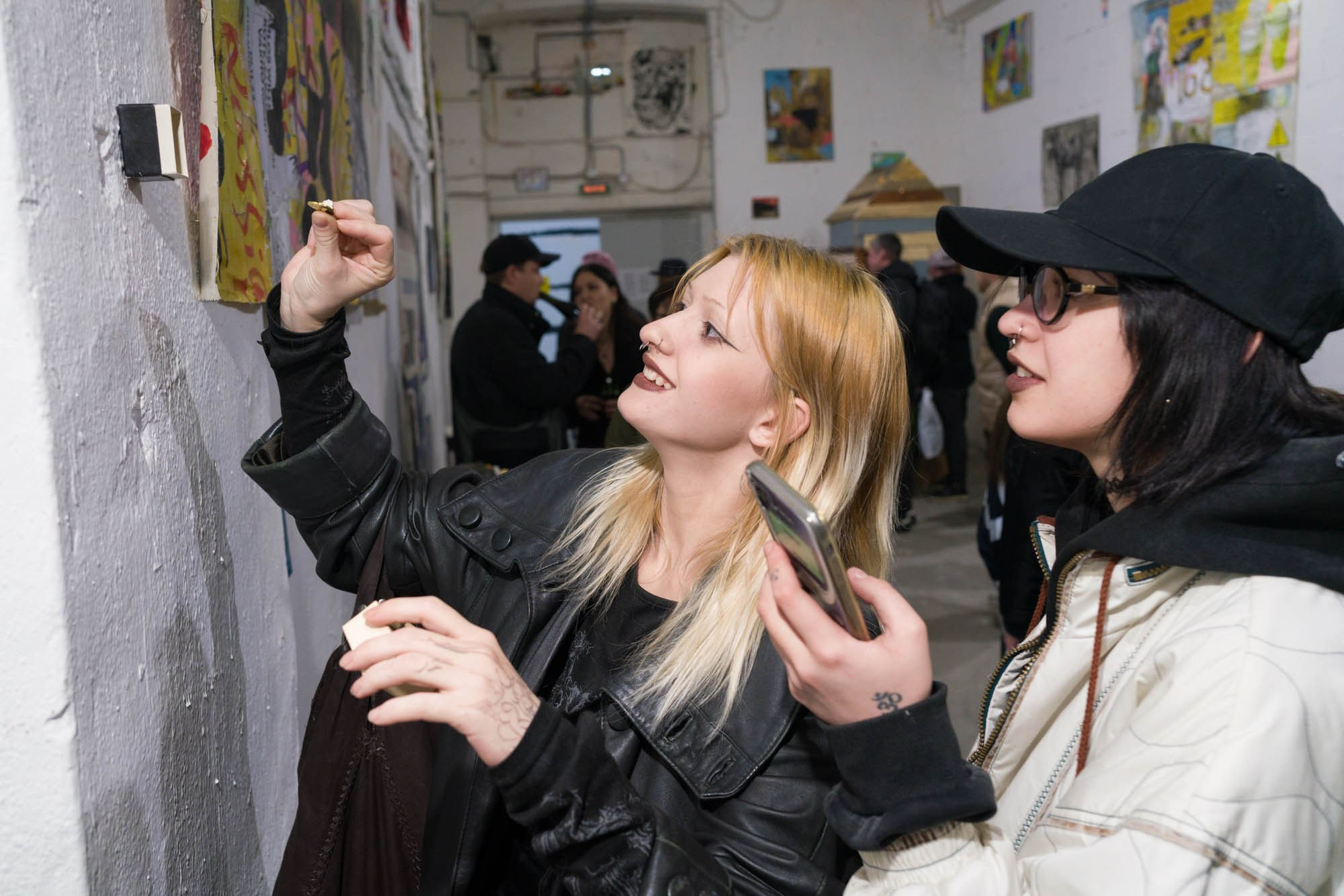 Вернисаж выставки «Параллельные сны» @ 10.203. Фотограф Саша Оверчук