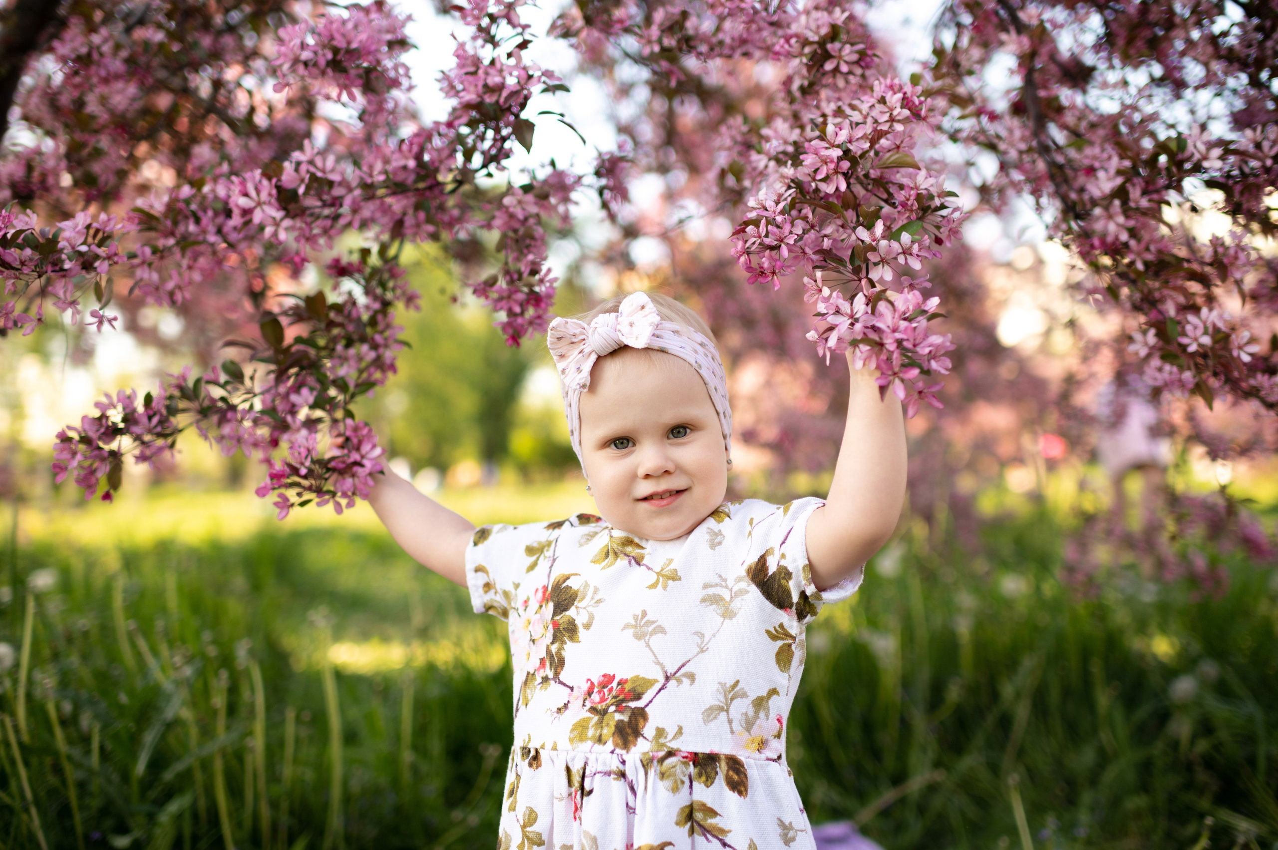 Ника и родители в розовых яблонях. Портретный, семейный и свадебный фотограф в Санкт-Петербурге и в Пушкине Ширяев Денис