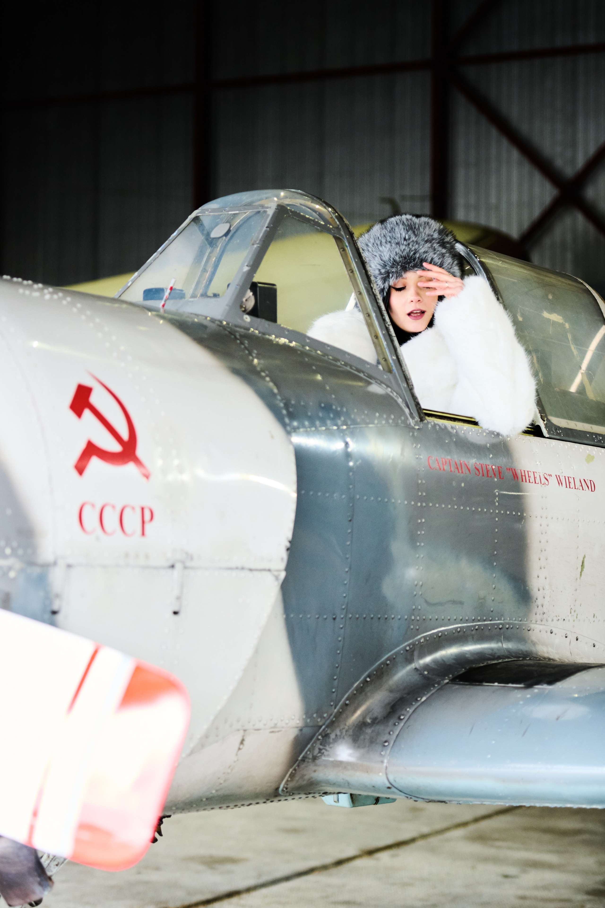 Фотосессия моделей в шубах на аэродроме. Репортажный и семейный фотограф — Шелихов Сергей