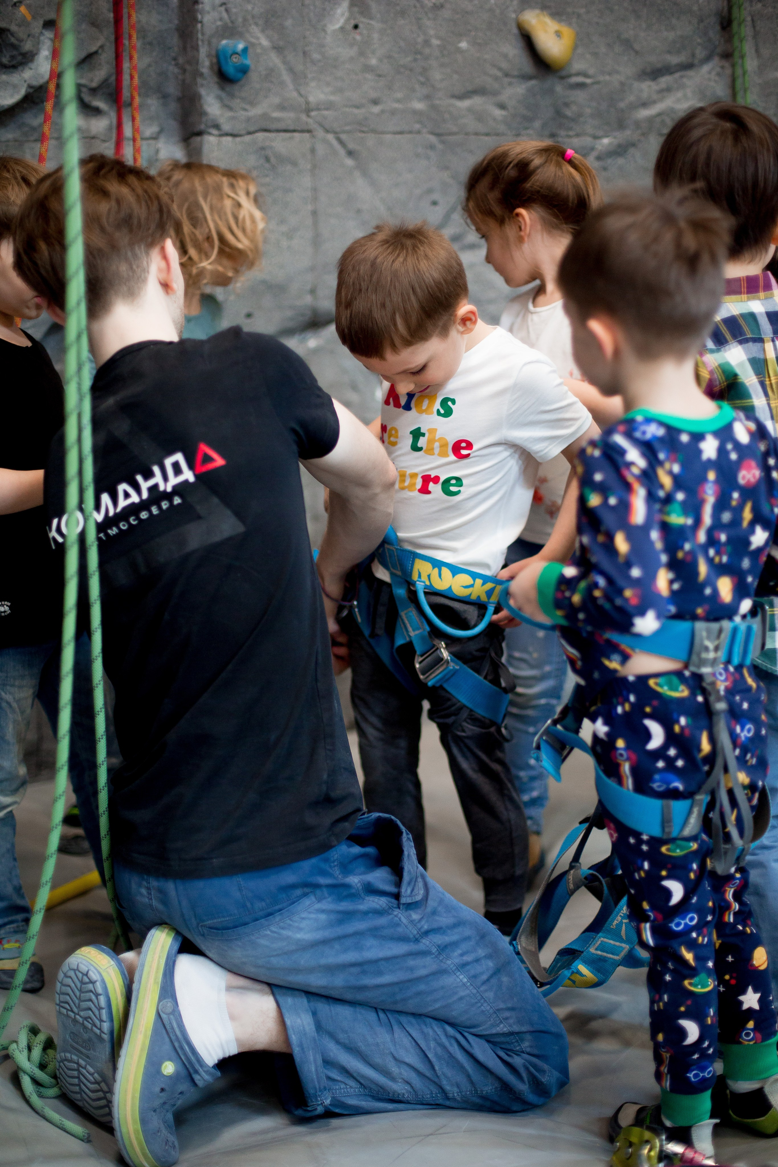 Фотосъемка детского Дня рождения на скалодроме. Репортажный фотограф Борис Геер