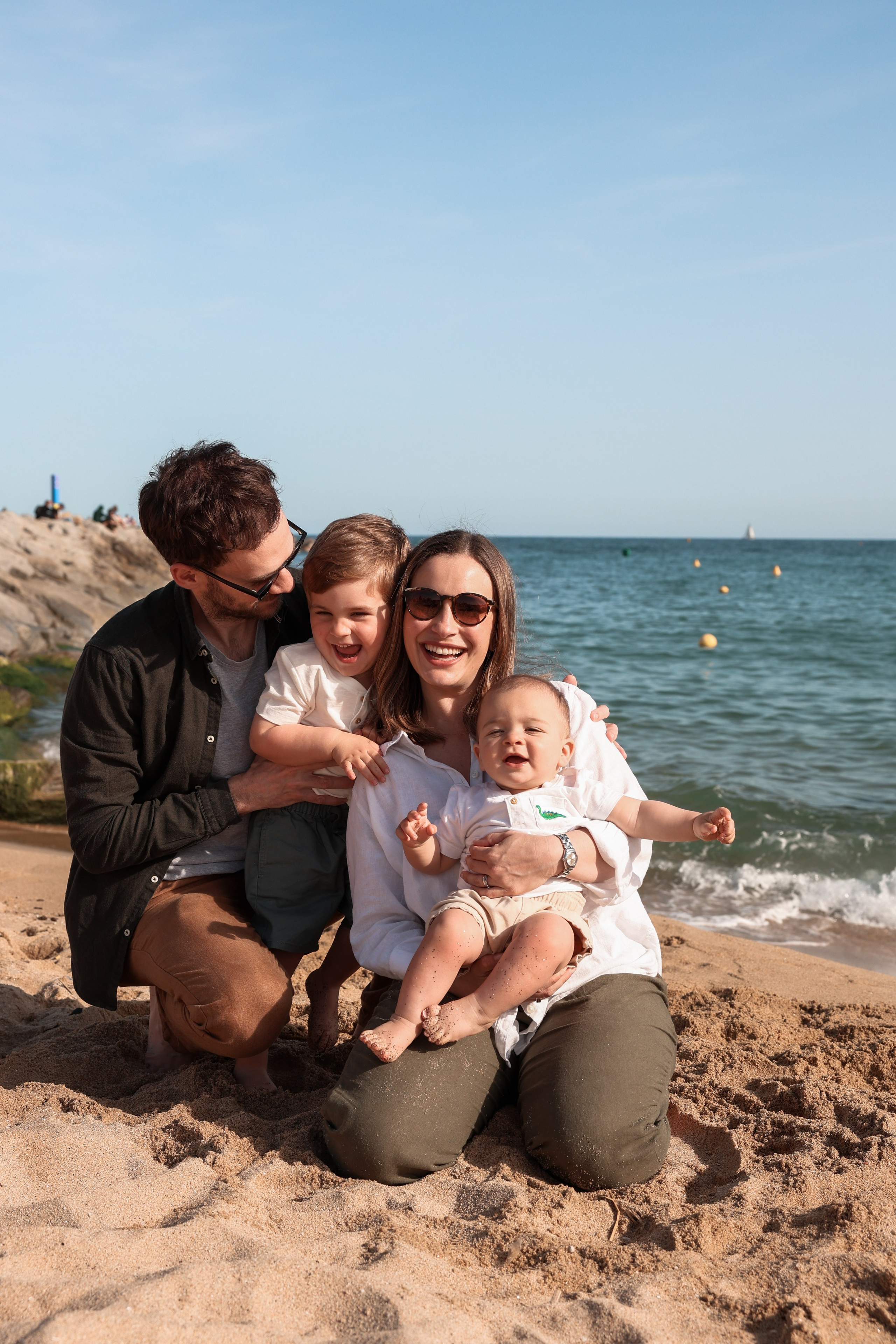 Family pizza at the sea. Natalia Zhuravleva|family, newborn, maternity photographer in Barcelona