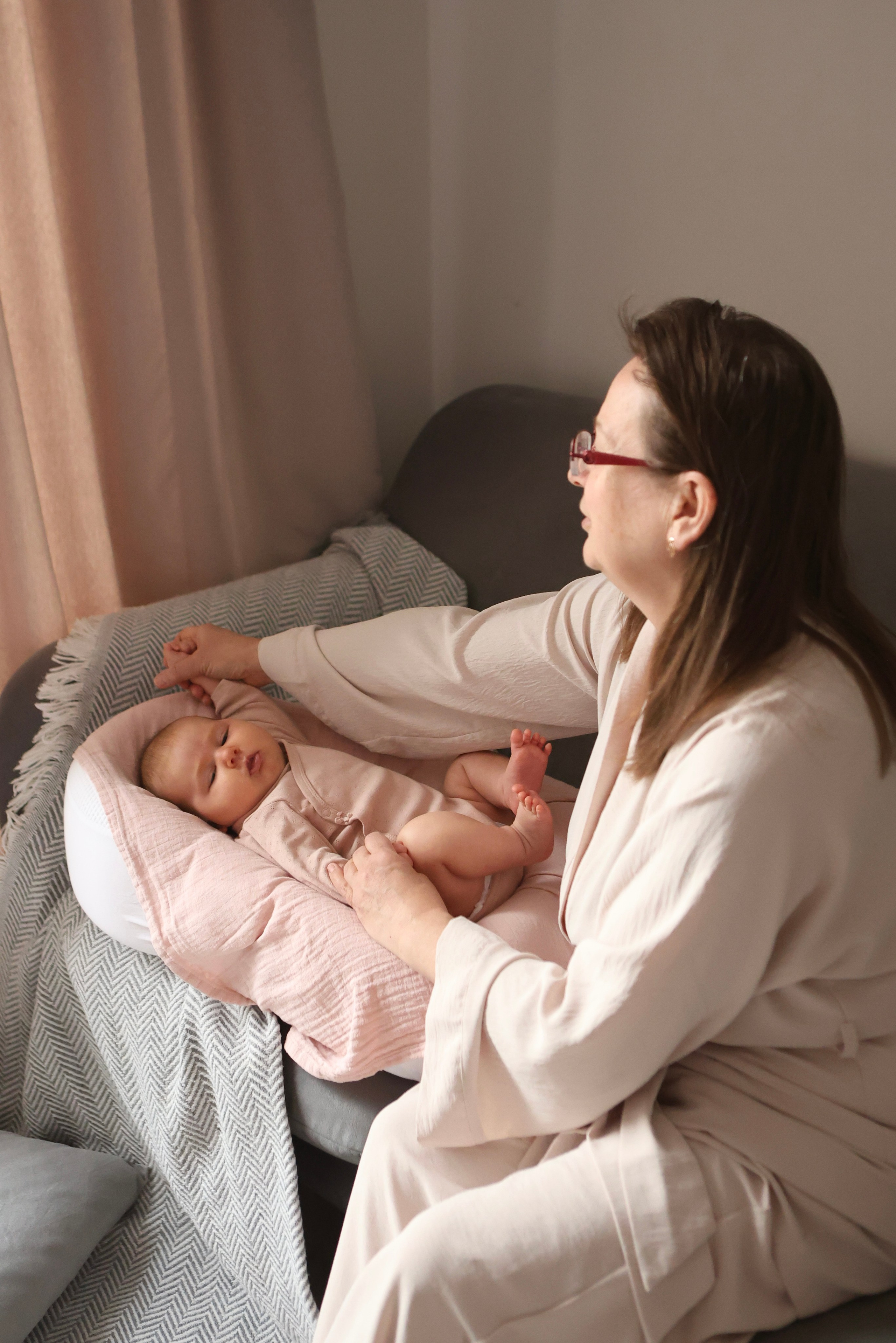 Агата с бабушкой. Ваш семейный newborn и lifestyle фотограф в СПБ Наталья Журавлева