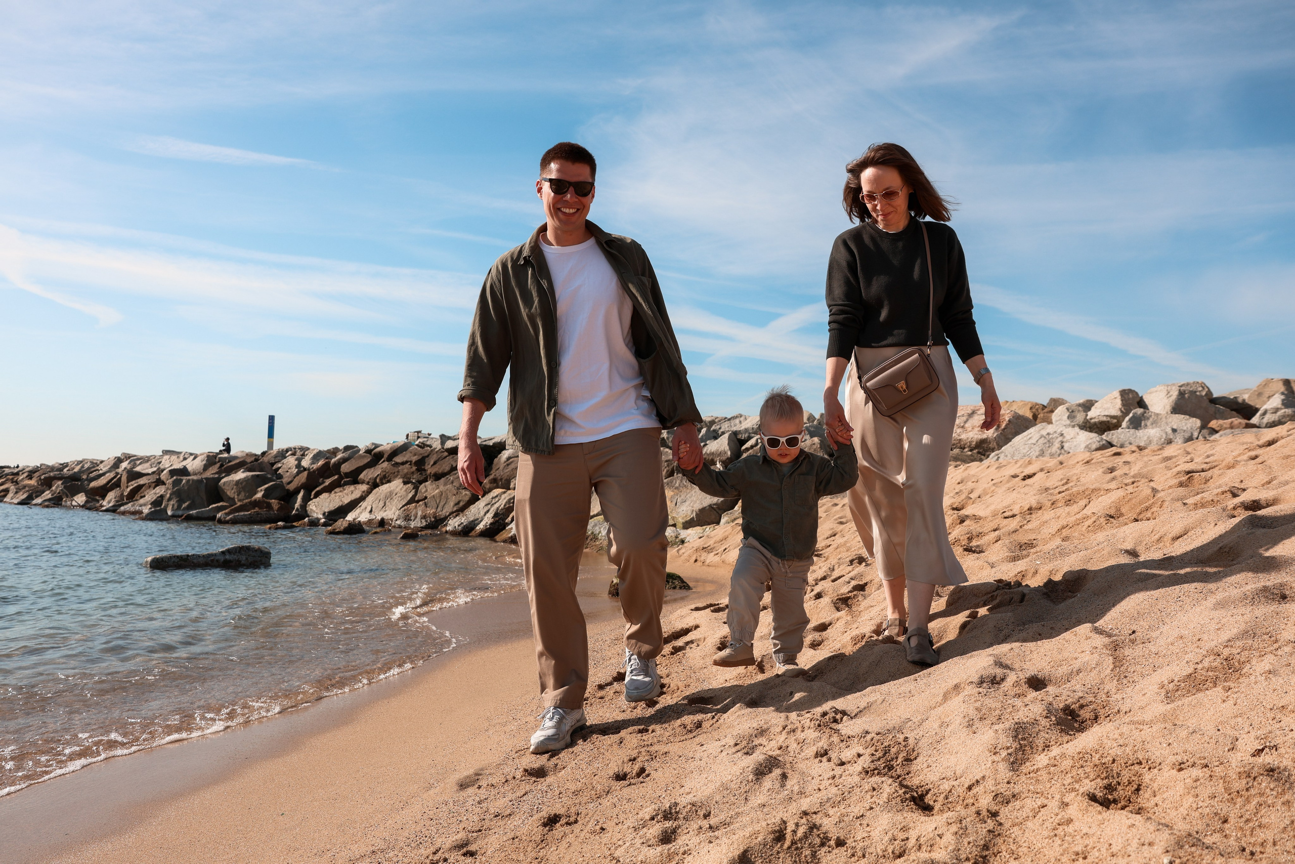 Seashore with a toddler. Natalia Zhuravleva|family, newborn, maternity photographer in Barcelona