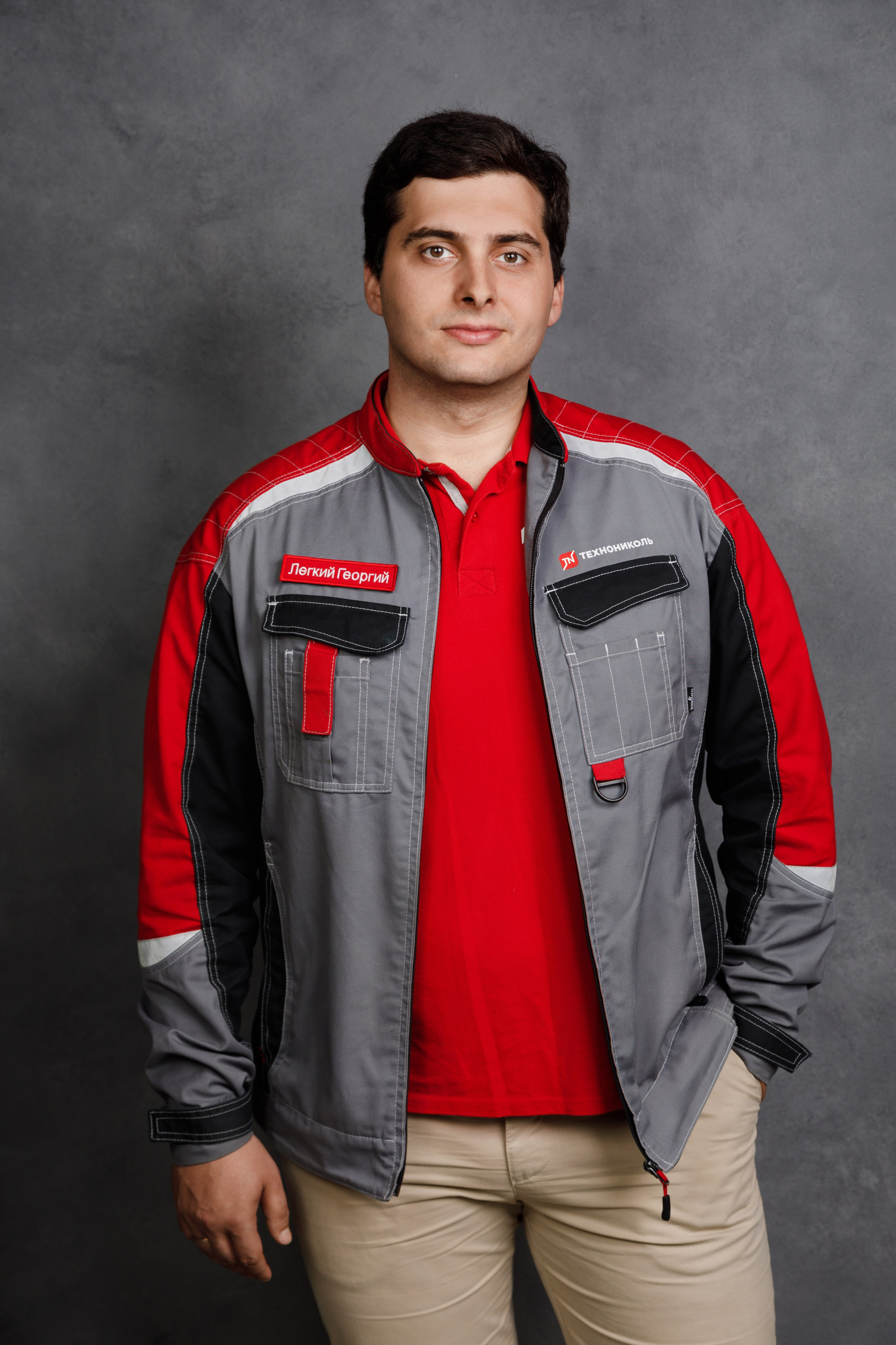 Портрет сотрудника на однотонном фоне